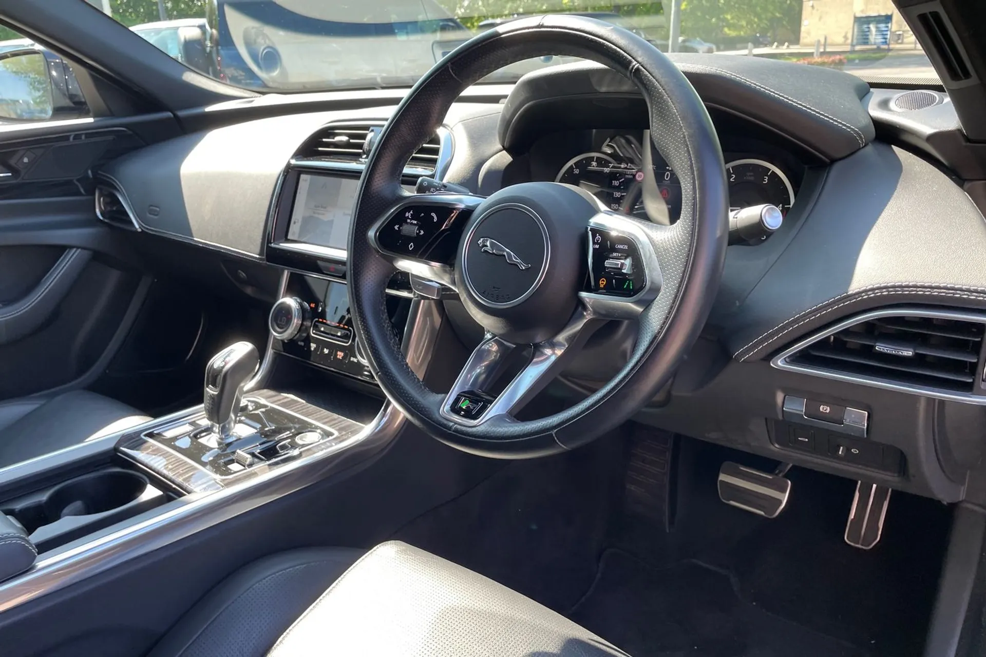 Jaguar XE thumbnail image number 30