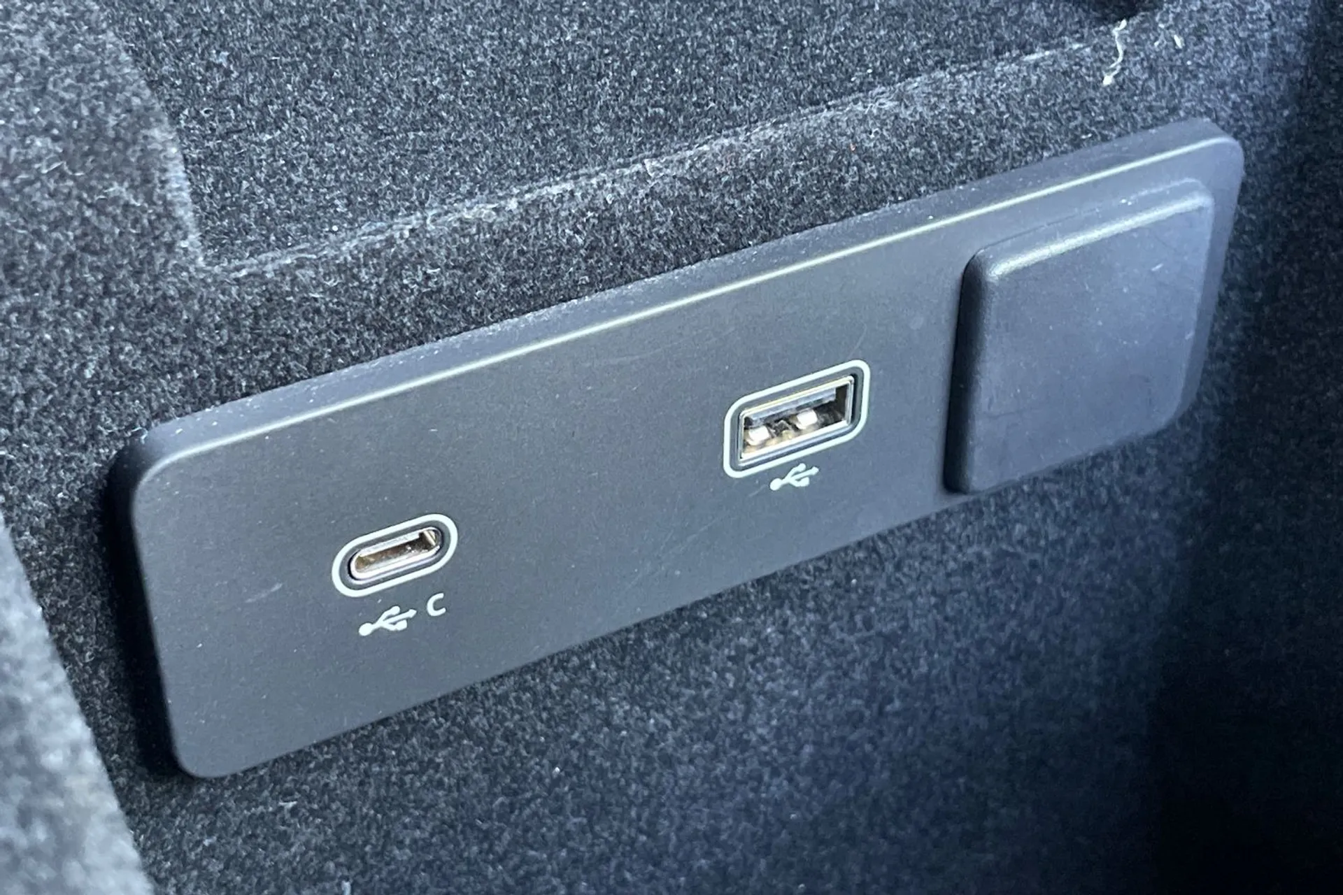 Jaguar XE thumbnail image number 52