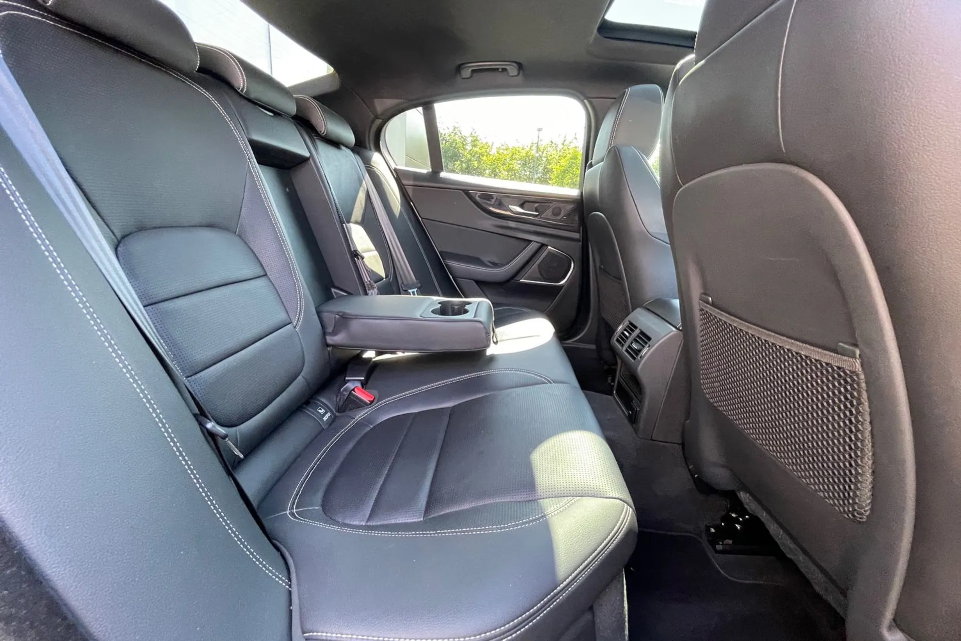 Jaguar XE thumbnail image number 39