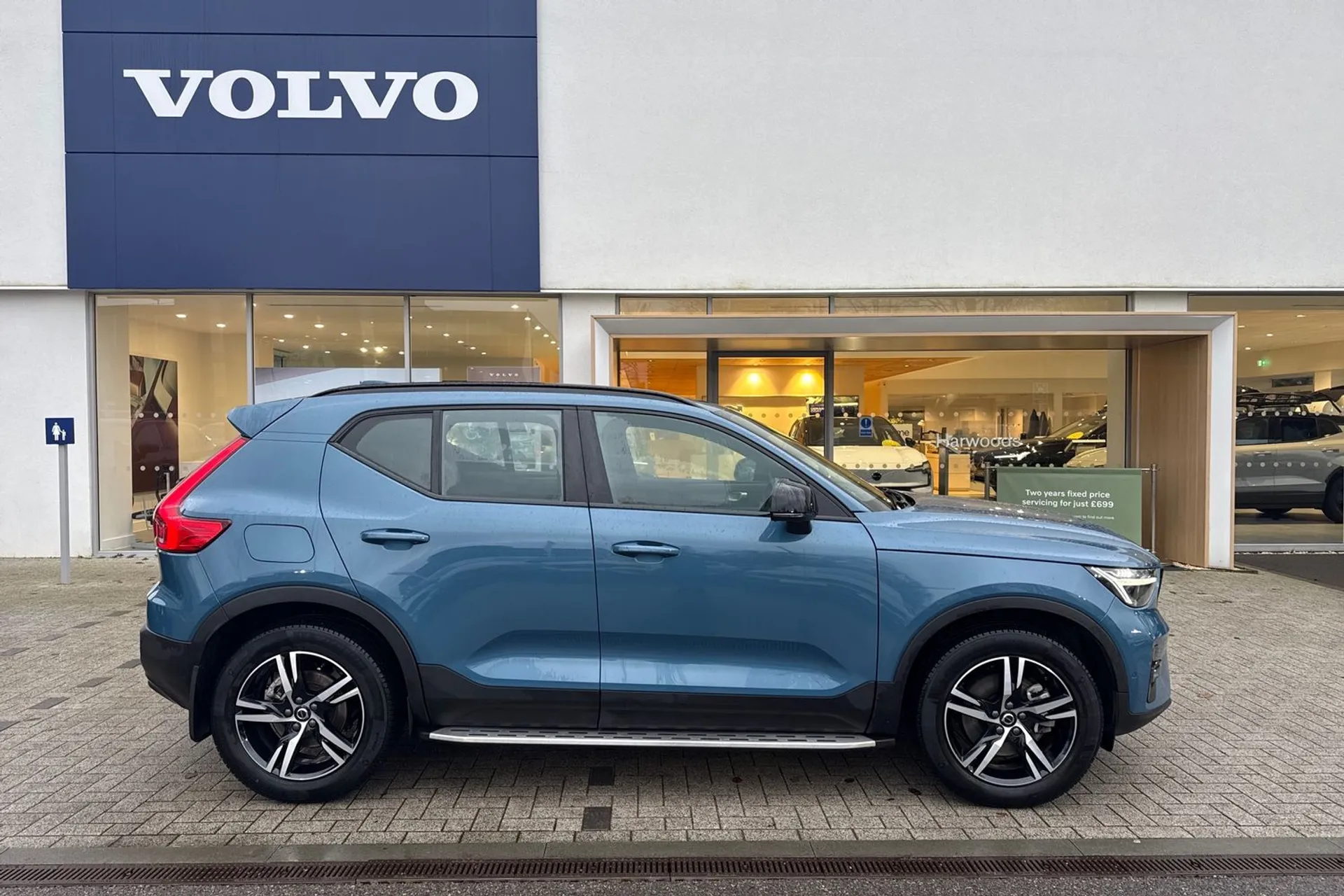 Volvo XC40 thumbnail image number 2