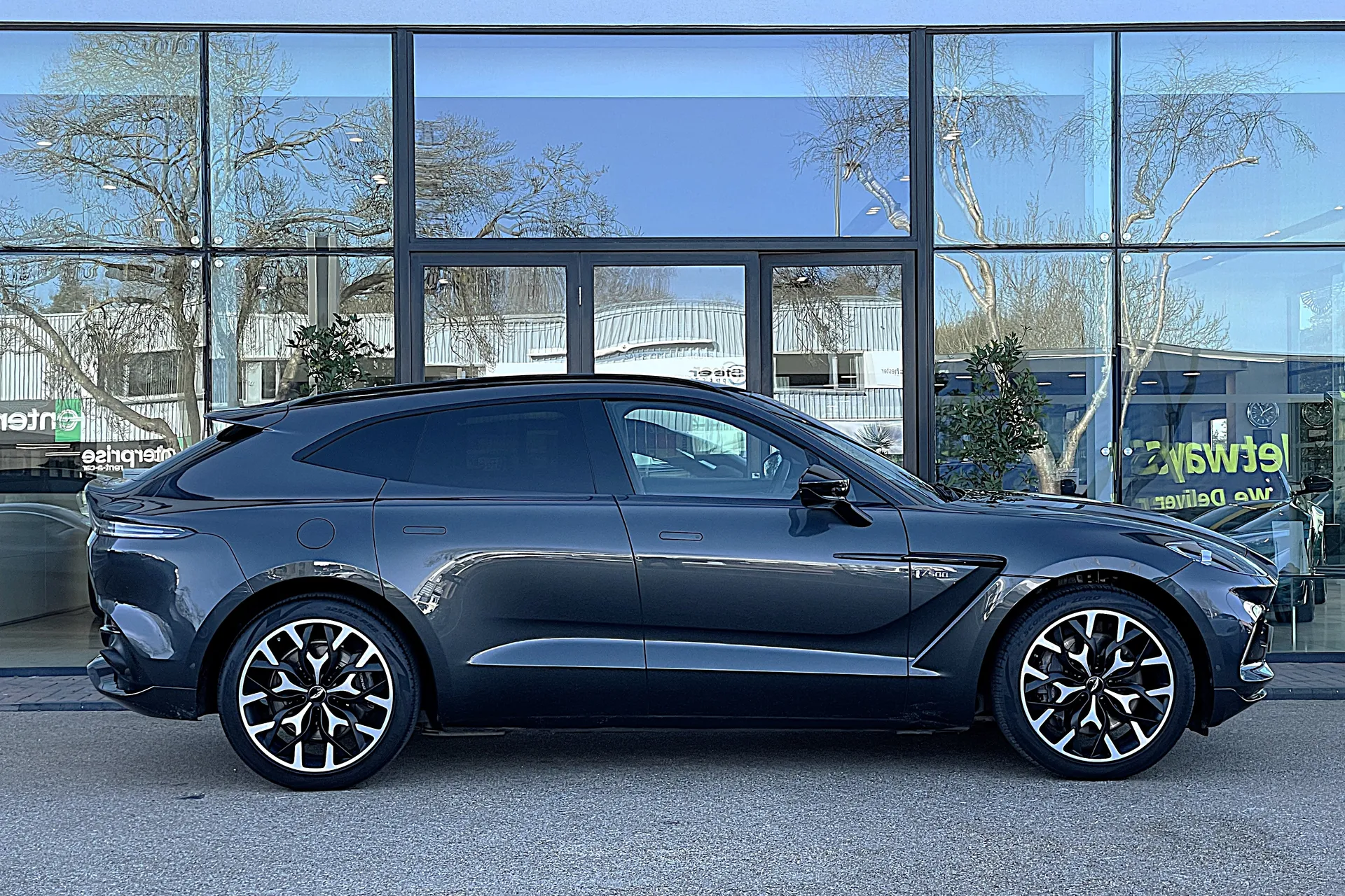 Aston Martin DBX thumbnail image number 2