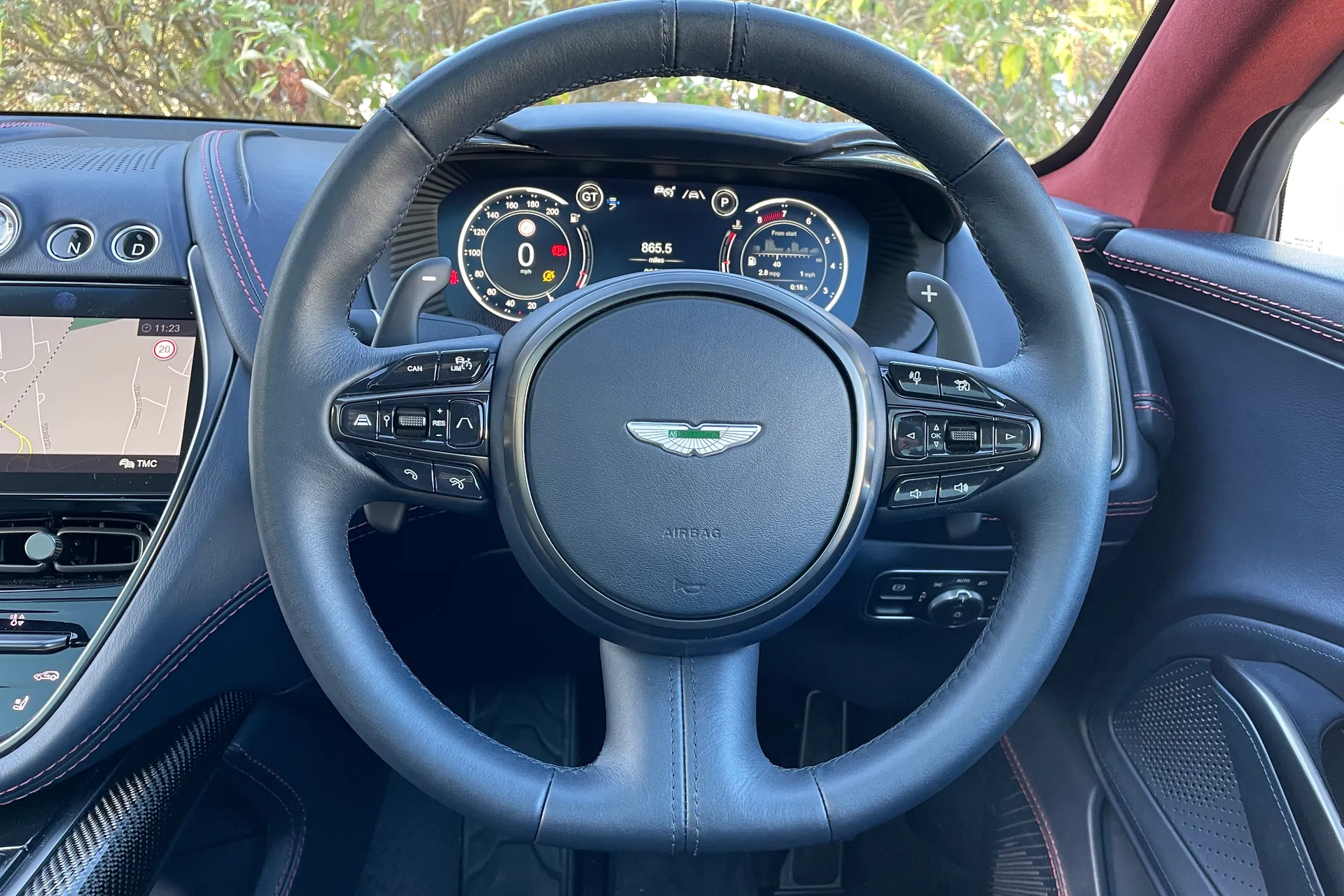 Aston Martin DBX thumbnail image number 31