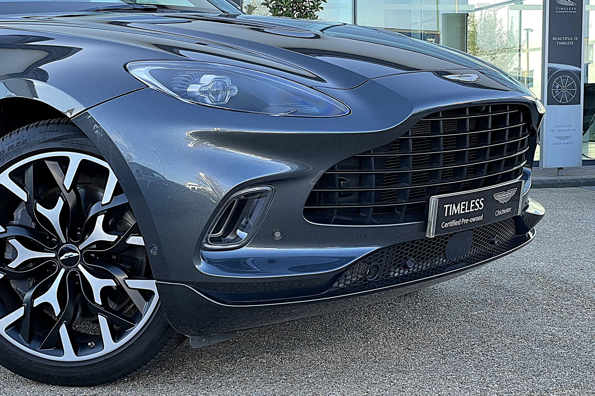 Aston Martin DBX thumbnail image number 5