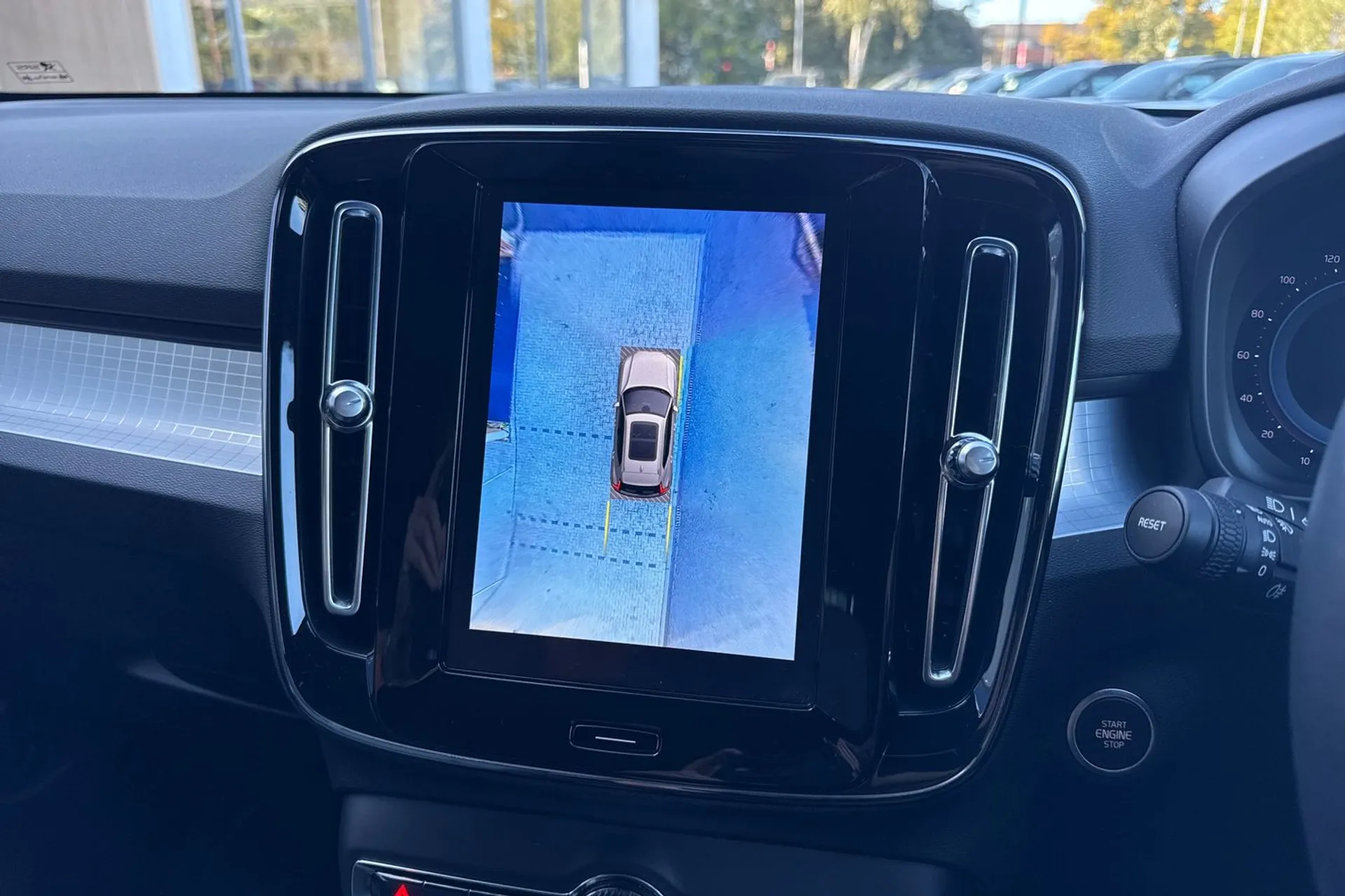 Volvo XC40 thumbnail image number 4