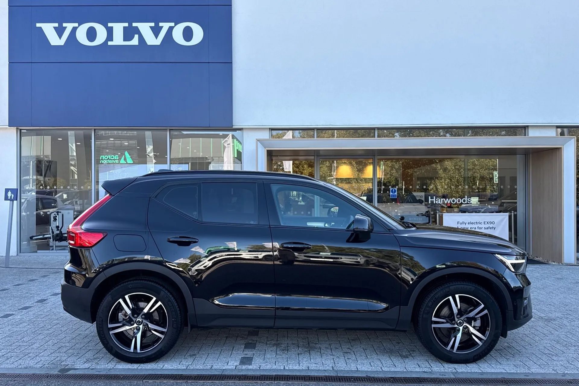 Volvo XC40 thumbnail image number 2
