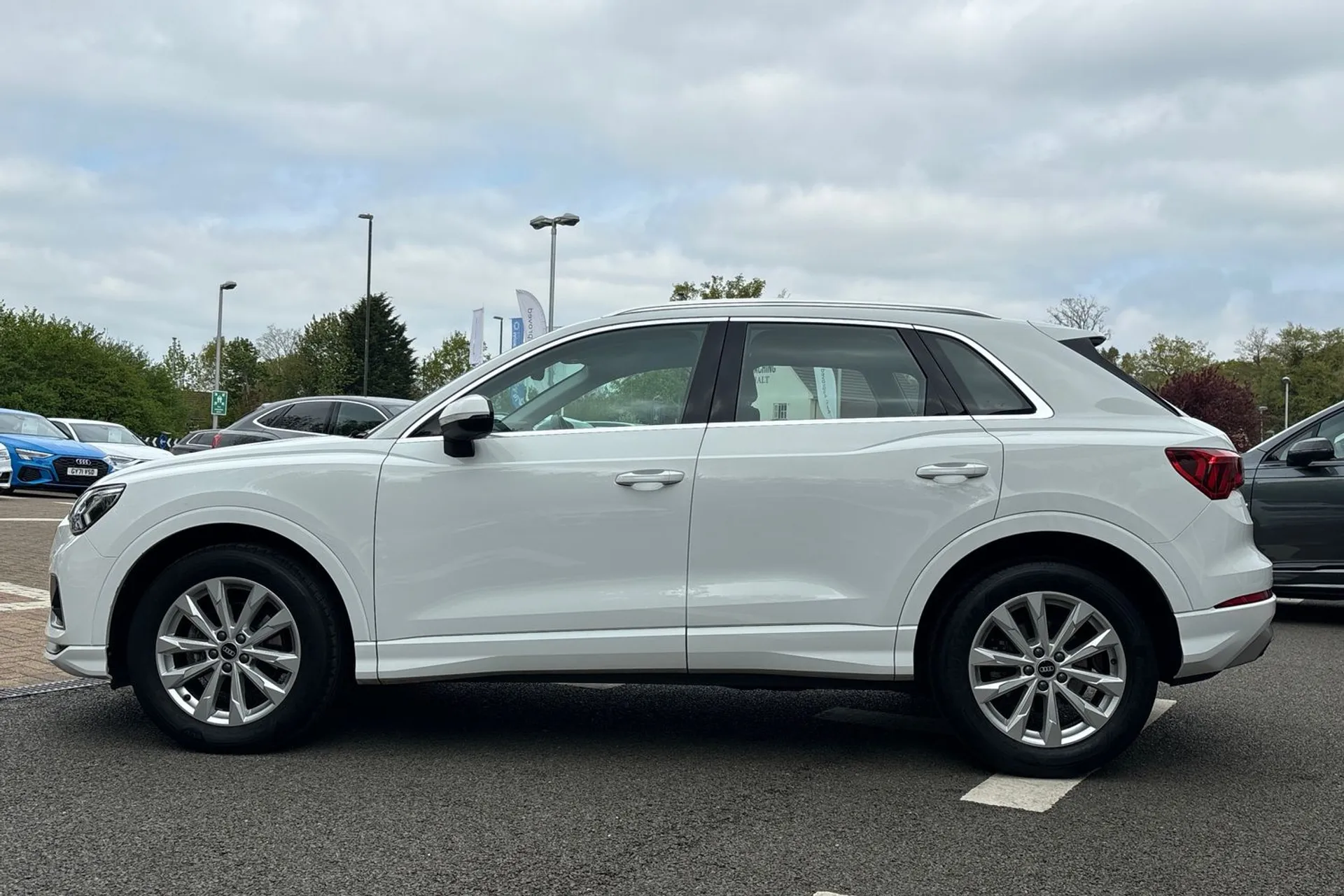 Audi Q3 thumbnail image number 9