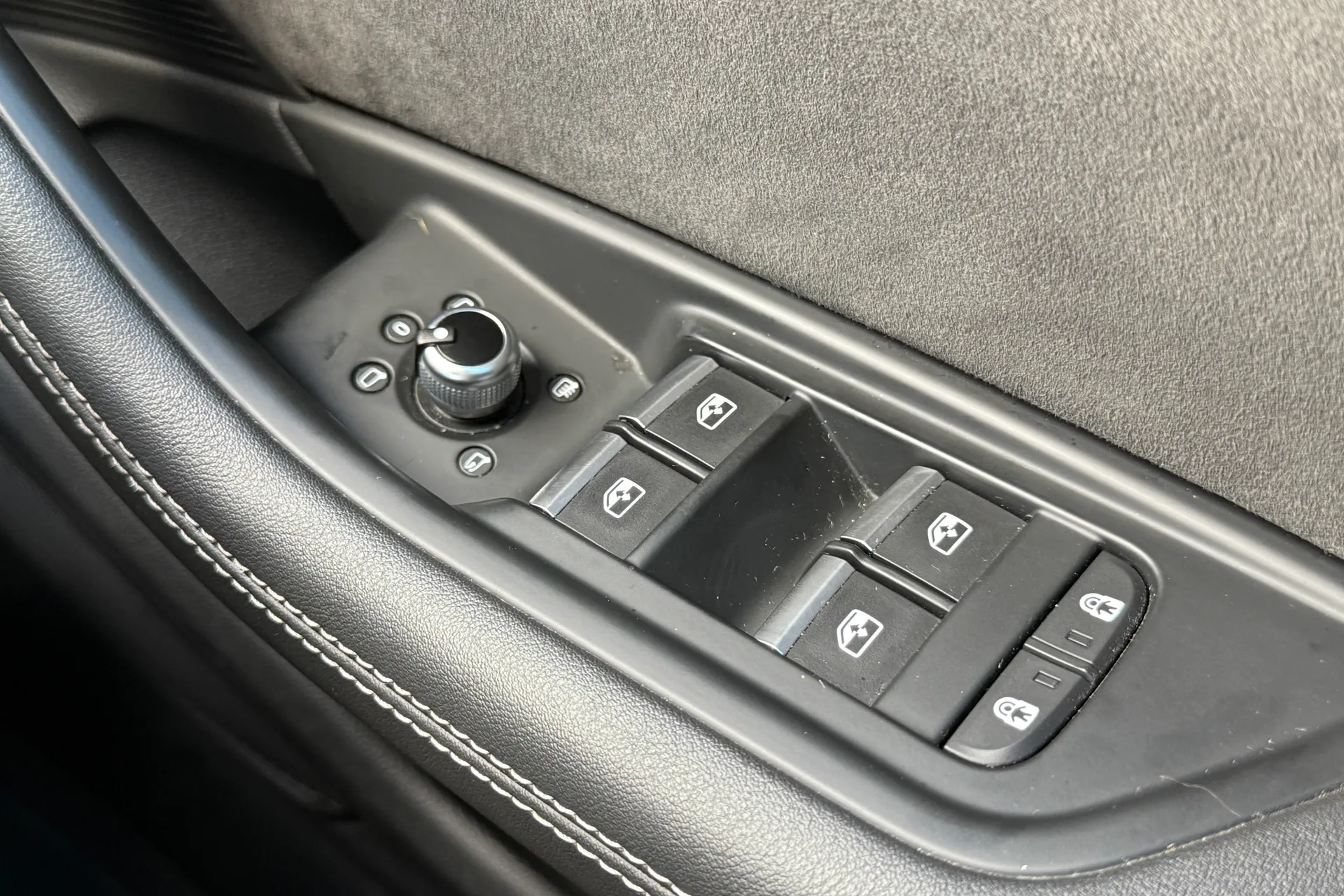 Audi RS4 thumbnail image number 41