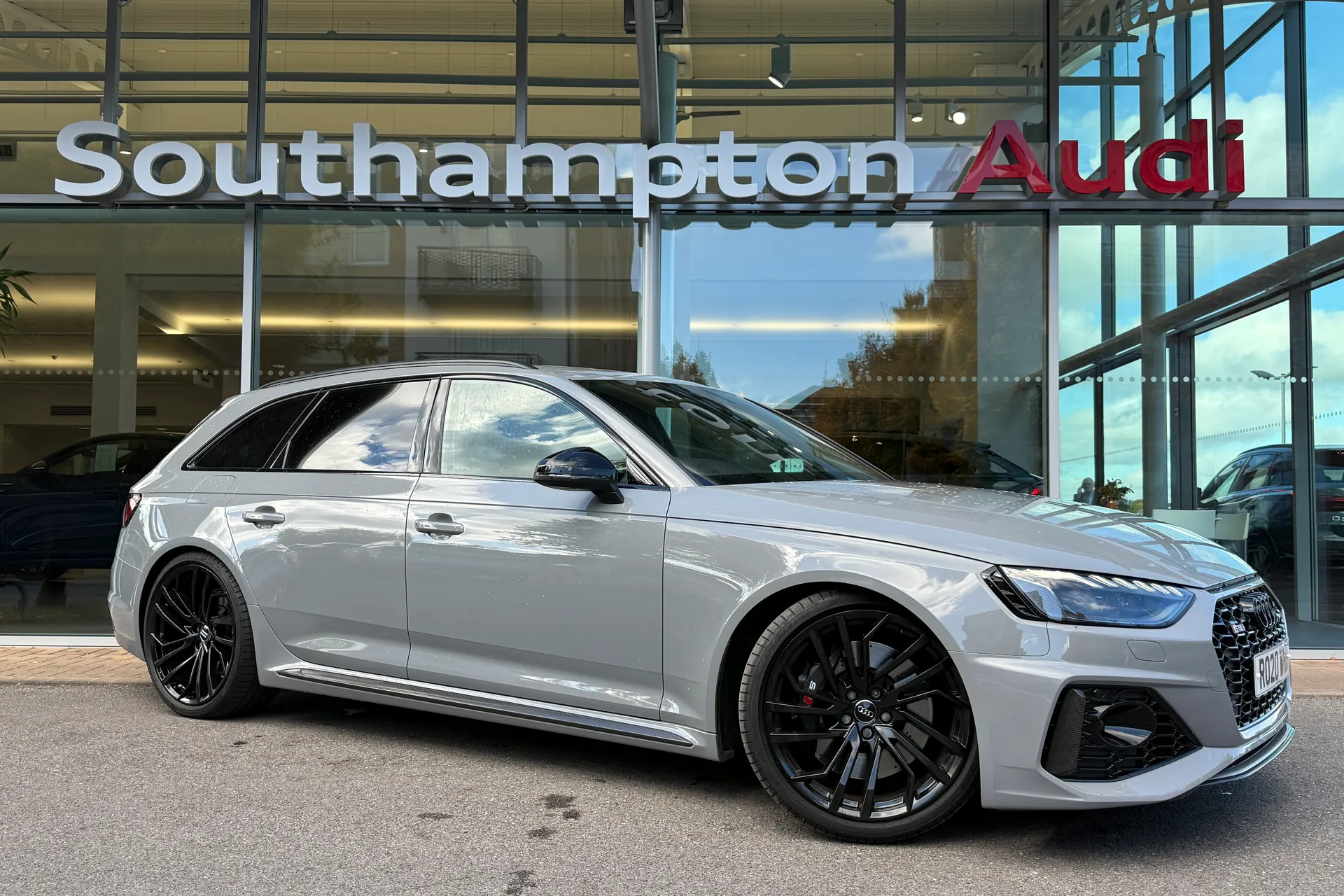 Audi RS4 focused image