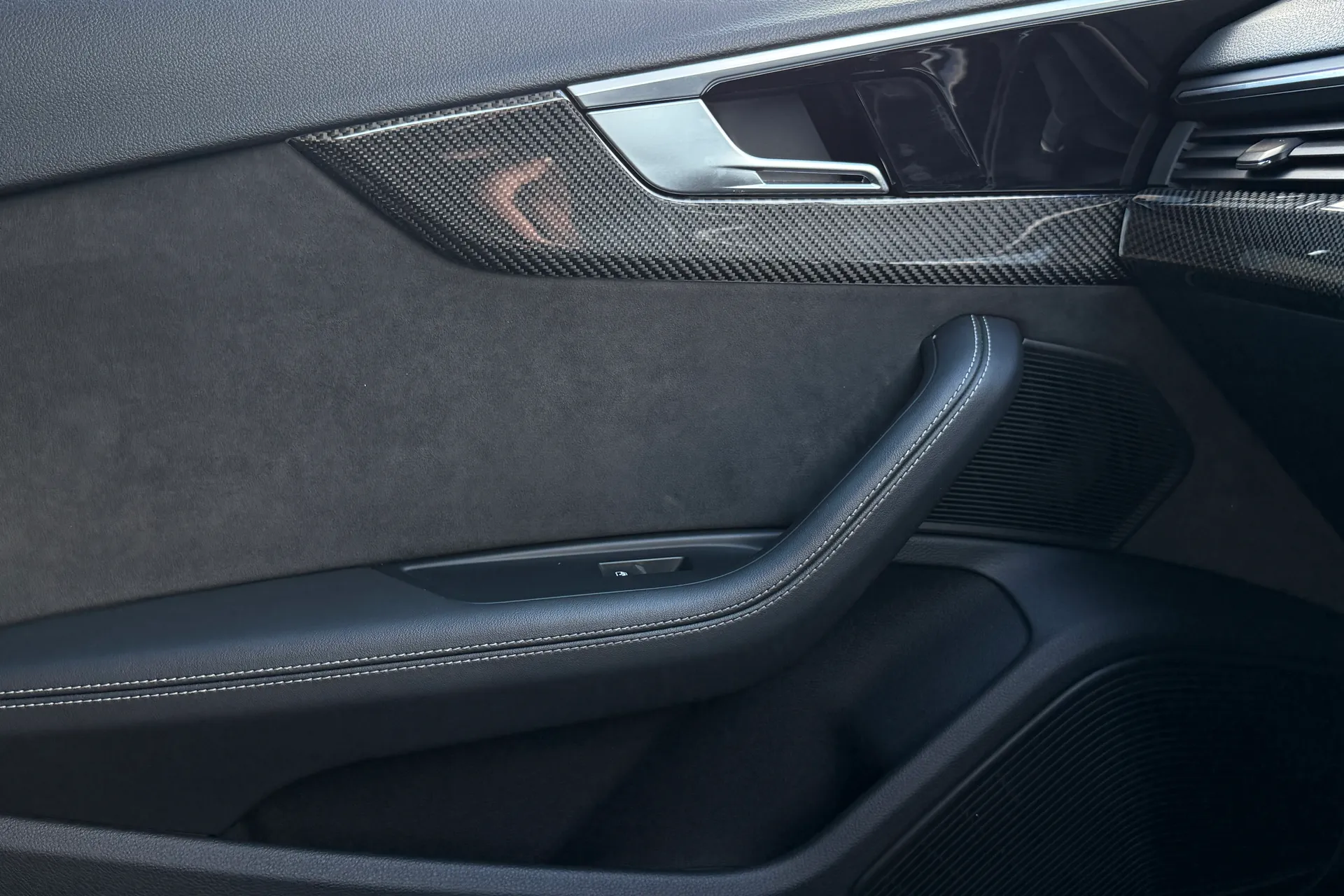 Audi RS4 thumbnail image number 38