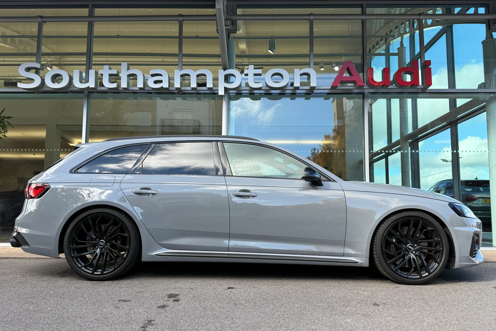 Audi RS4 thumbnail image number 2