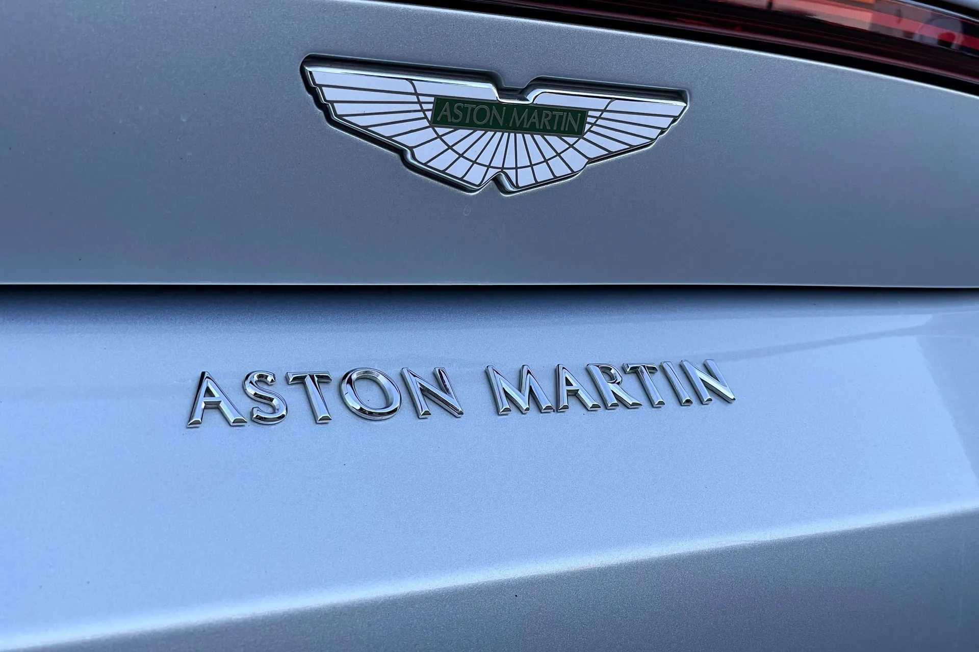 Aston Martin Vantage thumbnail image number 40