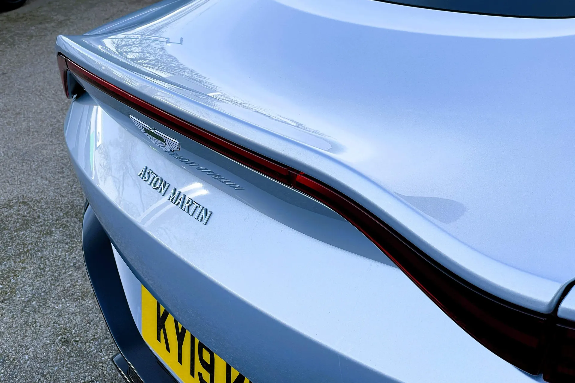 Aston Martin Vantage thumbnail image number 10