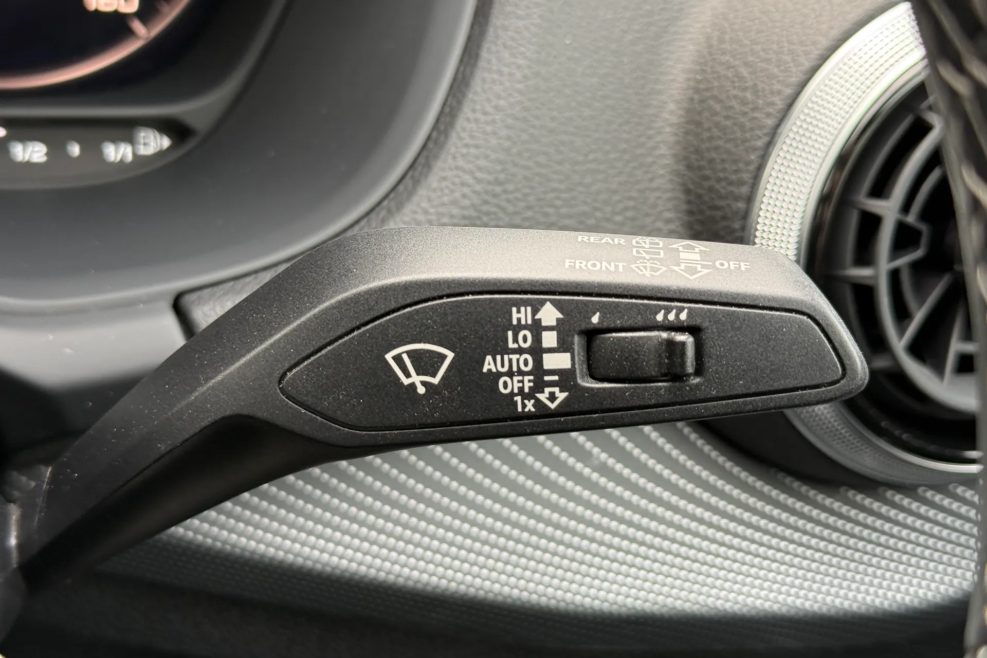 Audi Q2 thumbnail image number 12