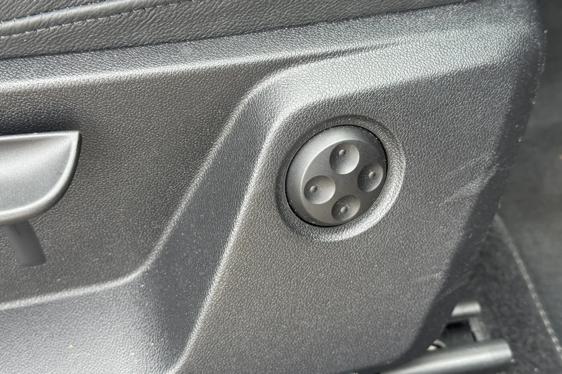 Audi Q2 thumbnail image number 30