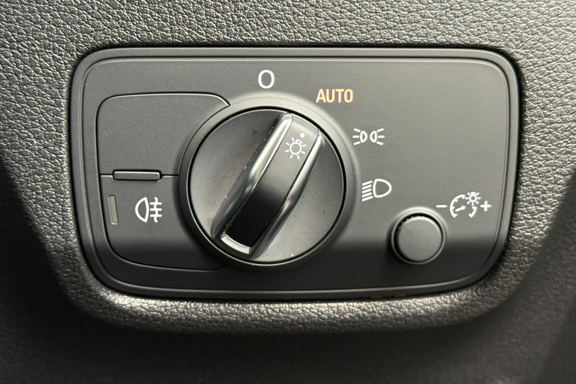 Audi Q2 thumbnail image number 21