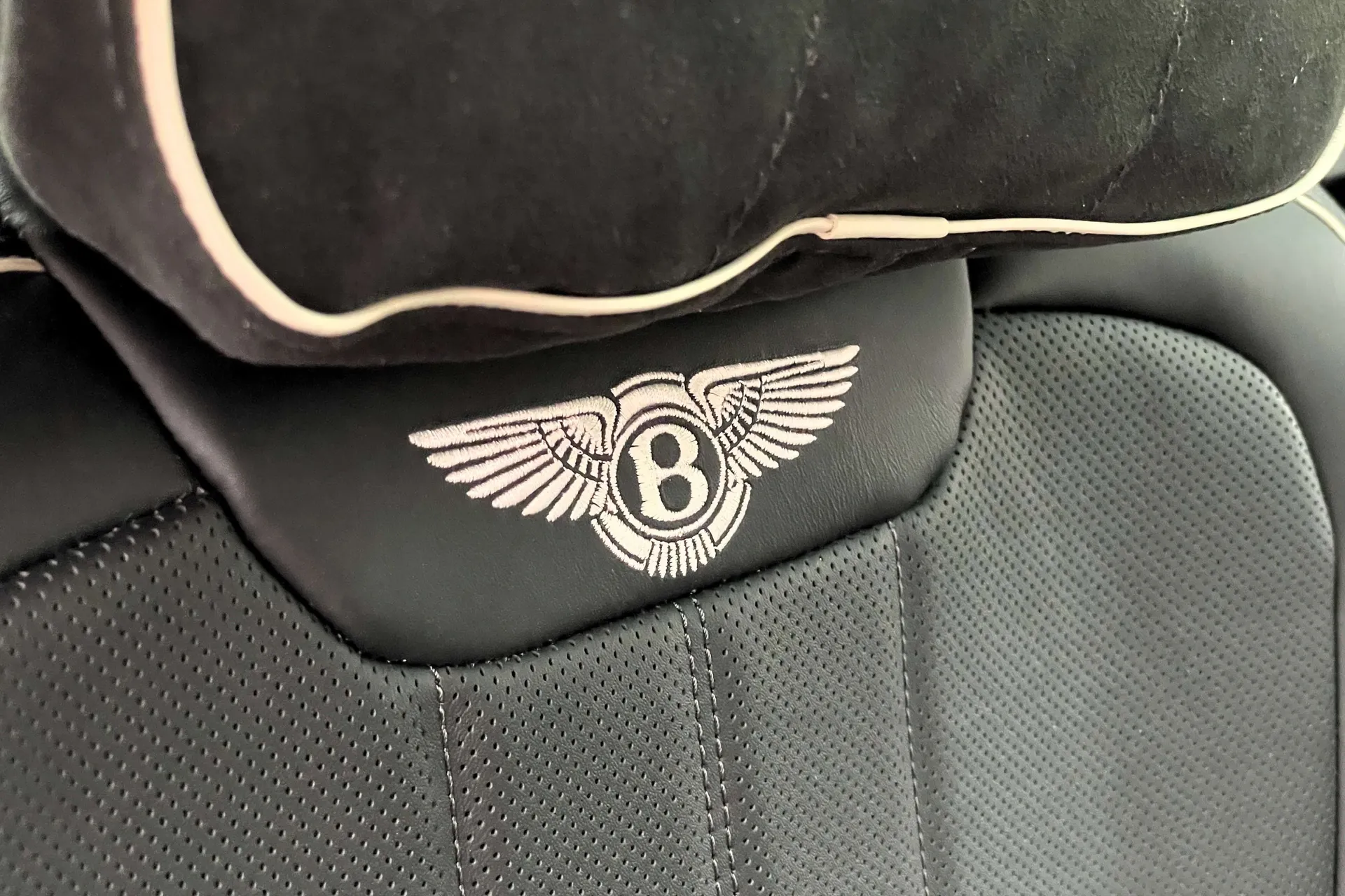 Bentley FLYING SPUR thumbnail image number 24