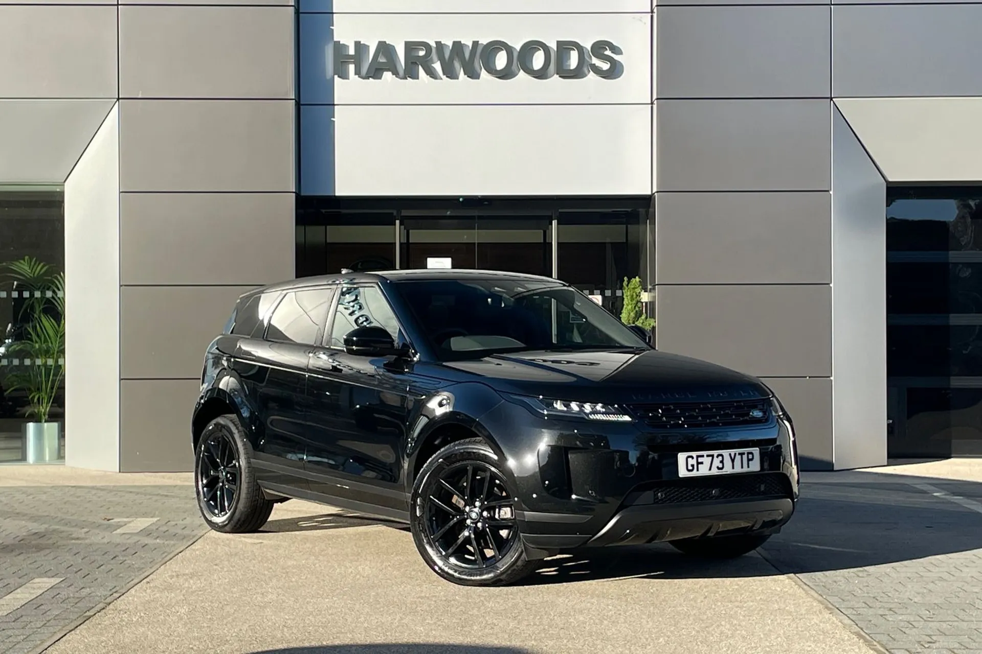 LAND ROVER RANGE ROVER EVOQUE focused image