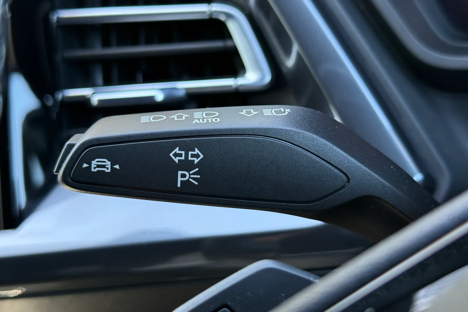 Audi Q4 thumbnail image number 11