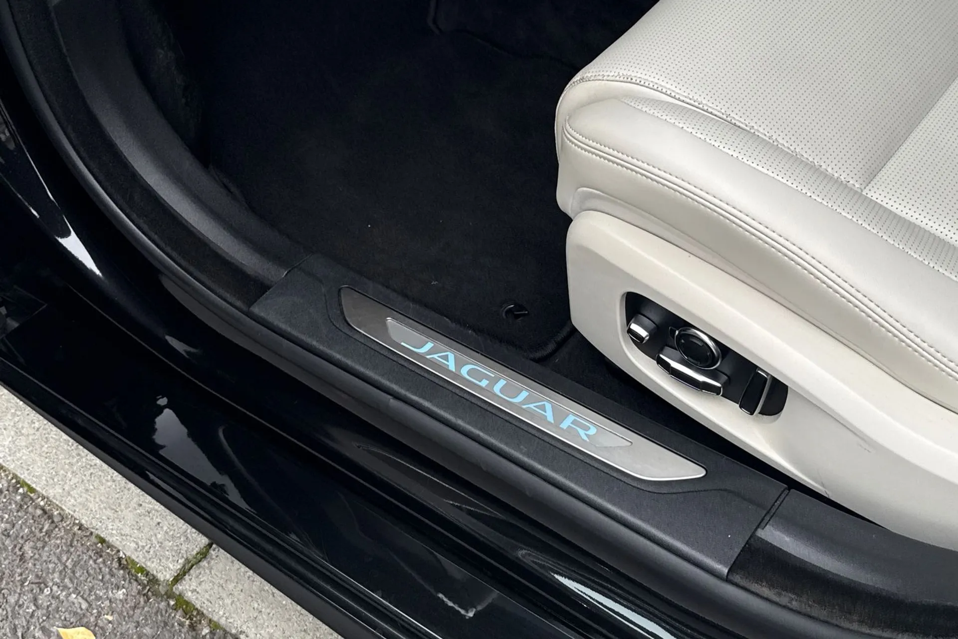 Jaguar XF thumbnail image number 52