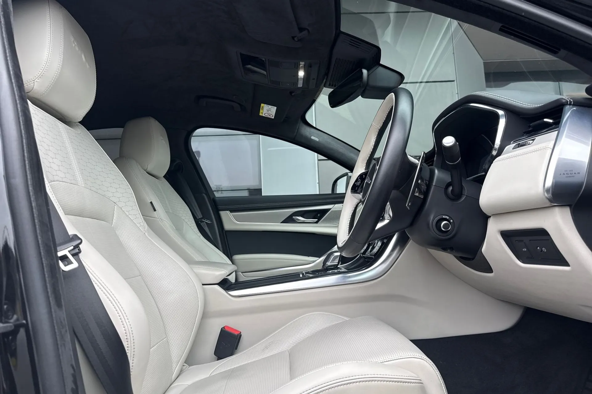 Jaguar XF thumbnail image number 17