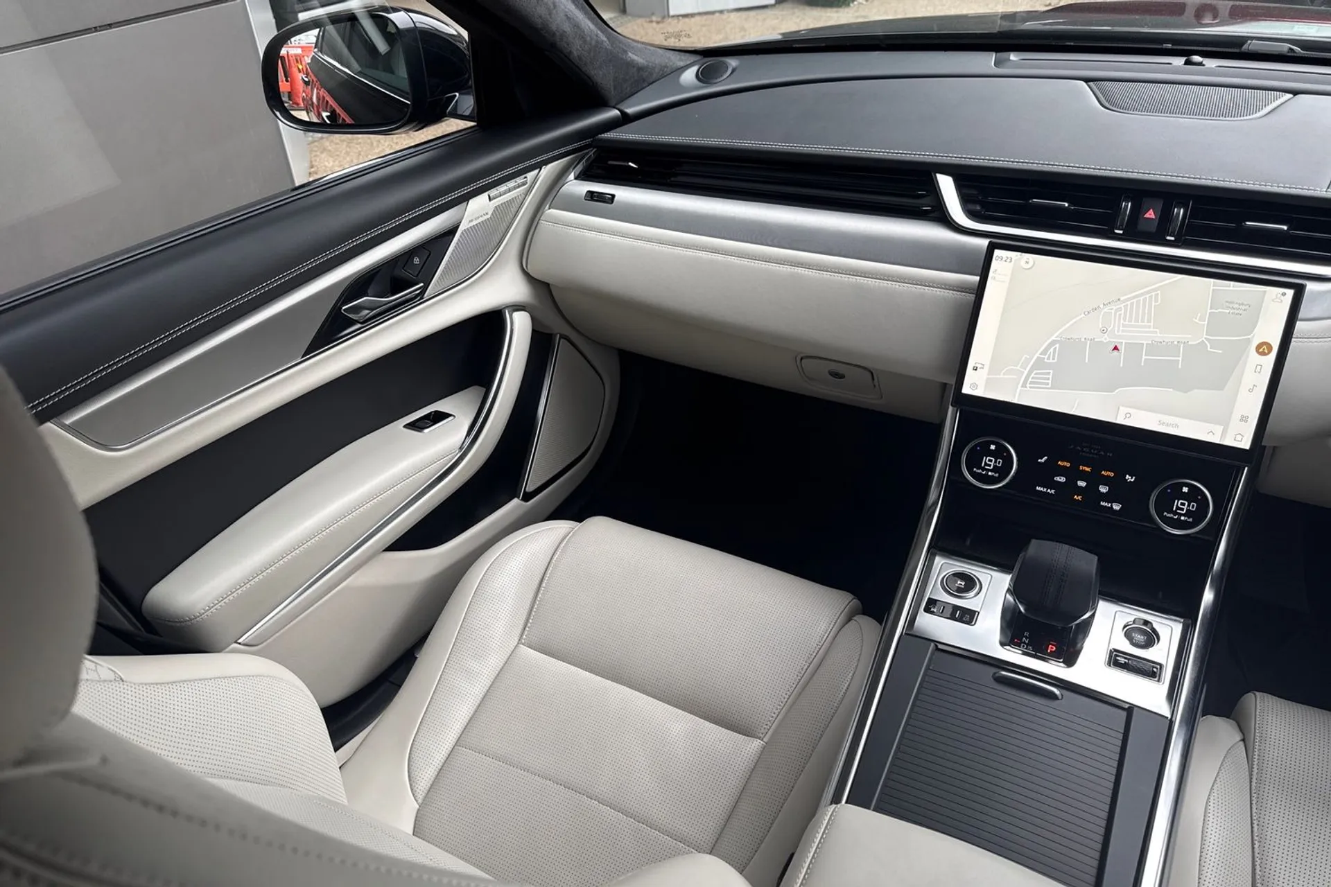 Jaguar XF thumbnail image number 48