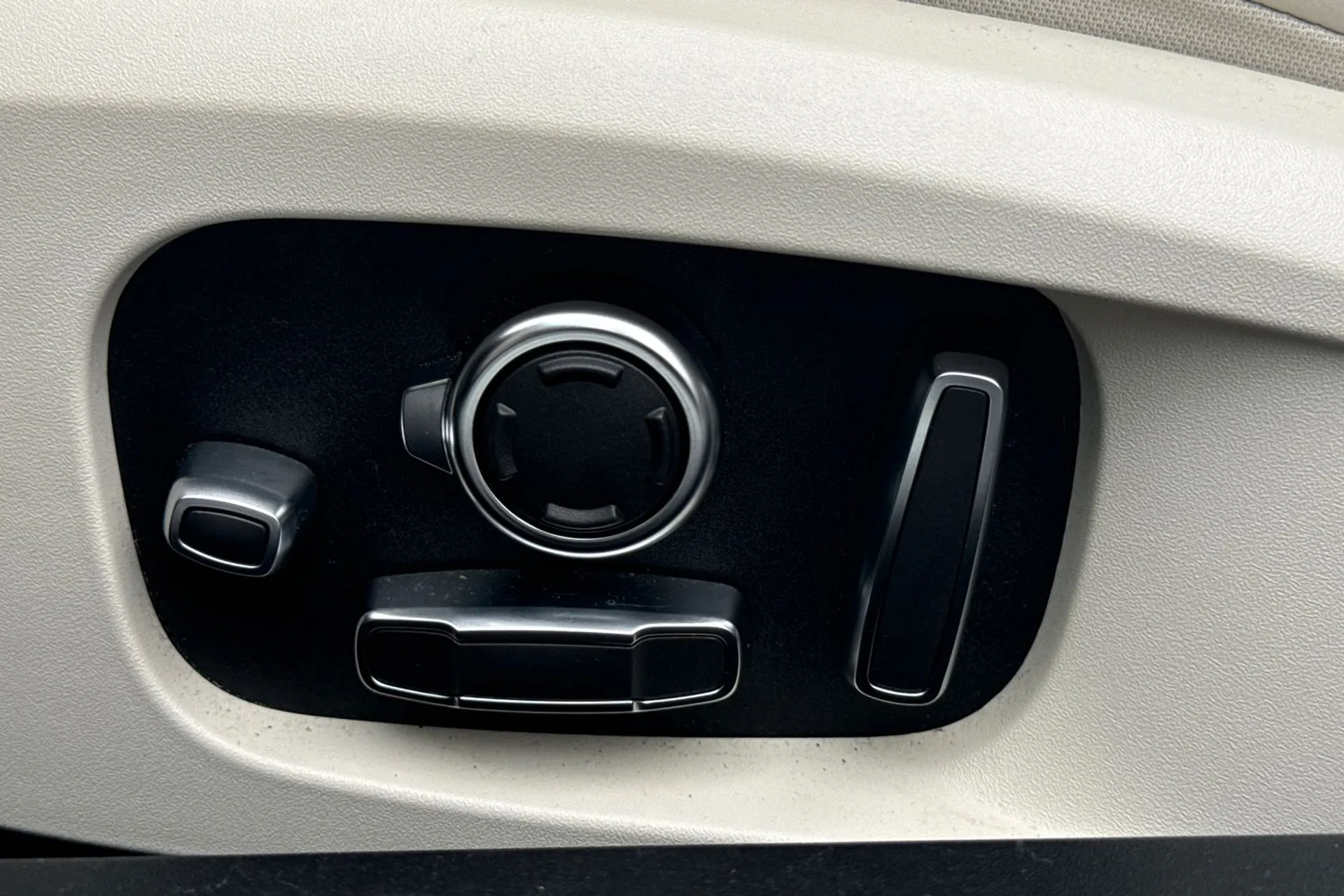 Jaguar XF thumbnail image number 53