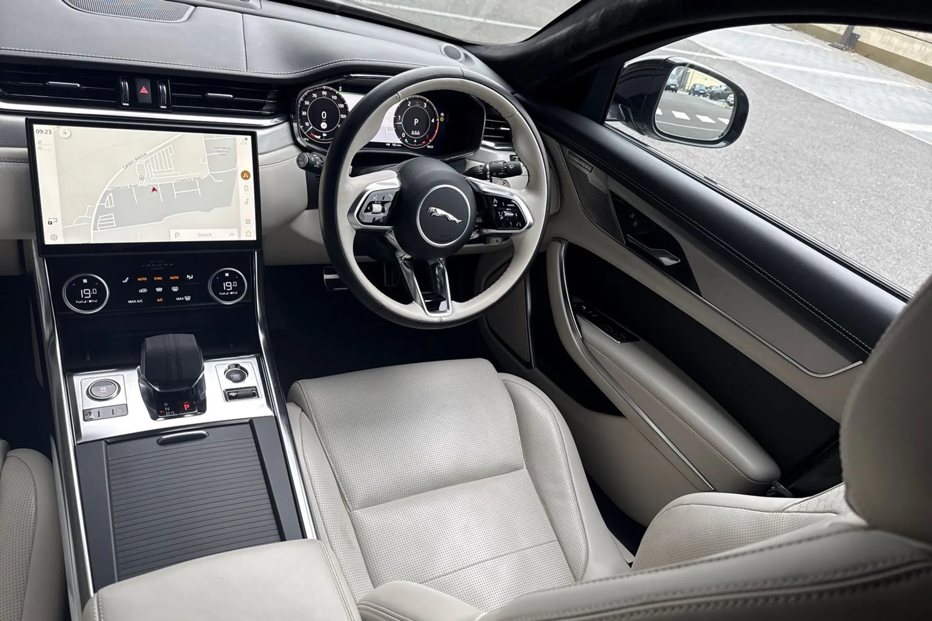 Jaguar XF thumbnail image number 49