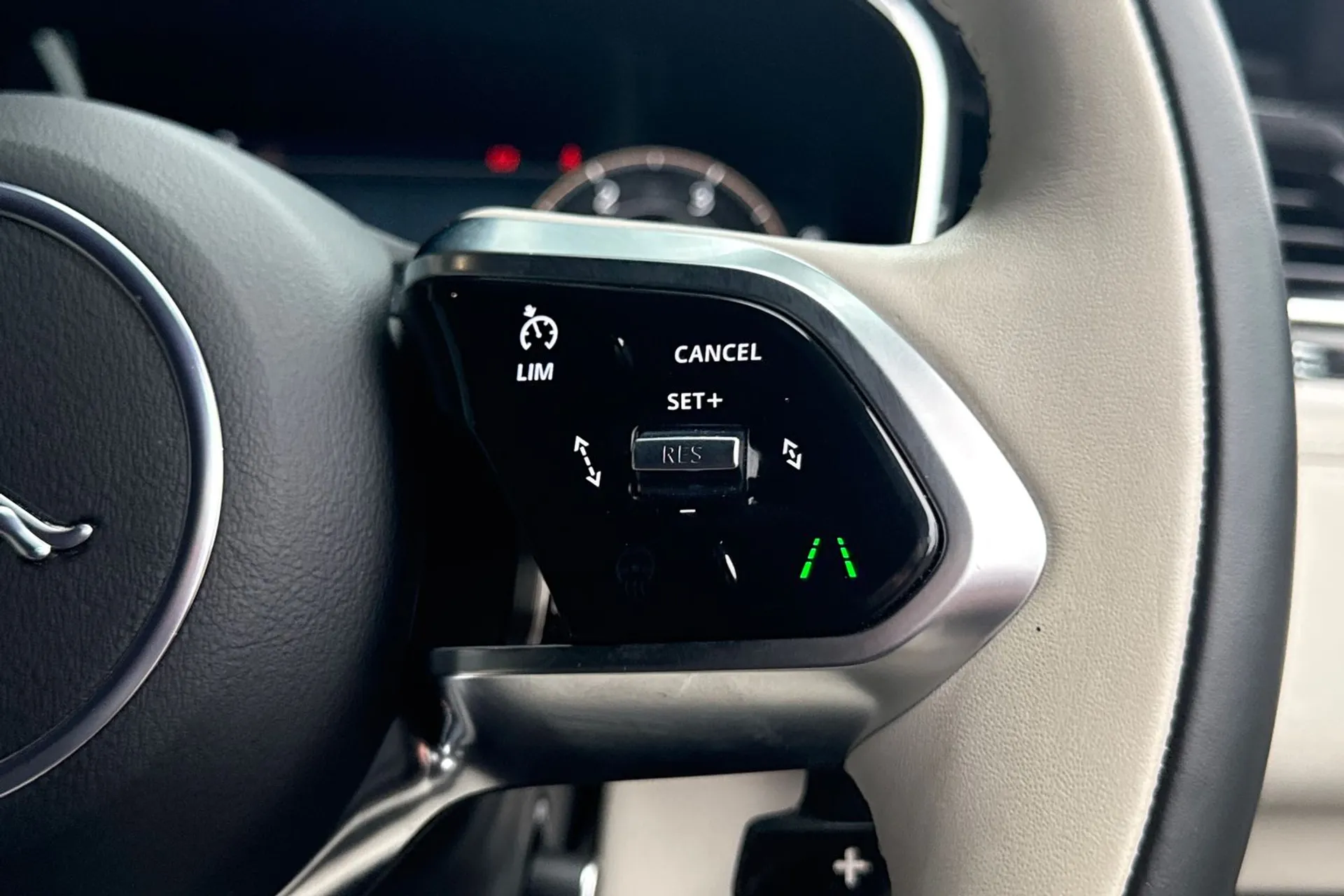 Jaguar XF thumbnail image number 31