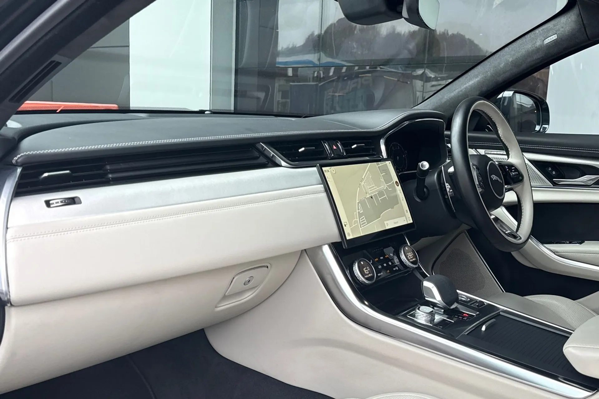 Jaguar XF thumbnail image number 50