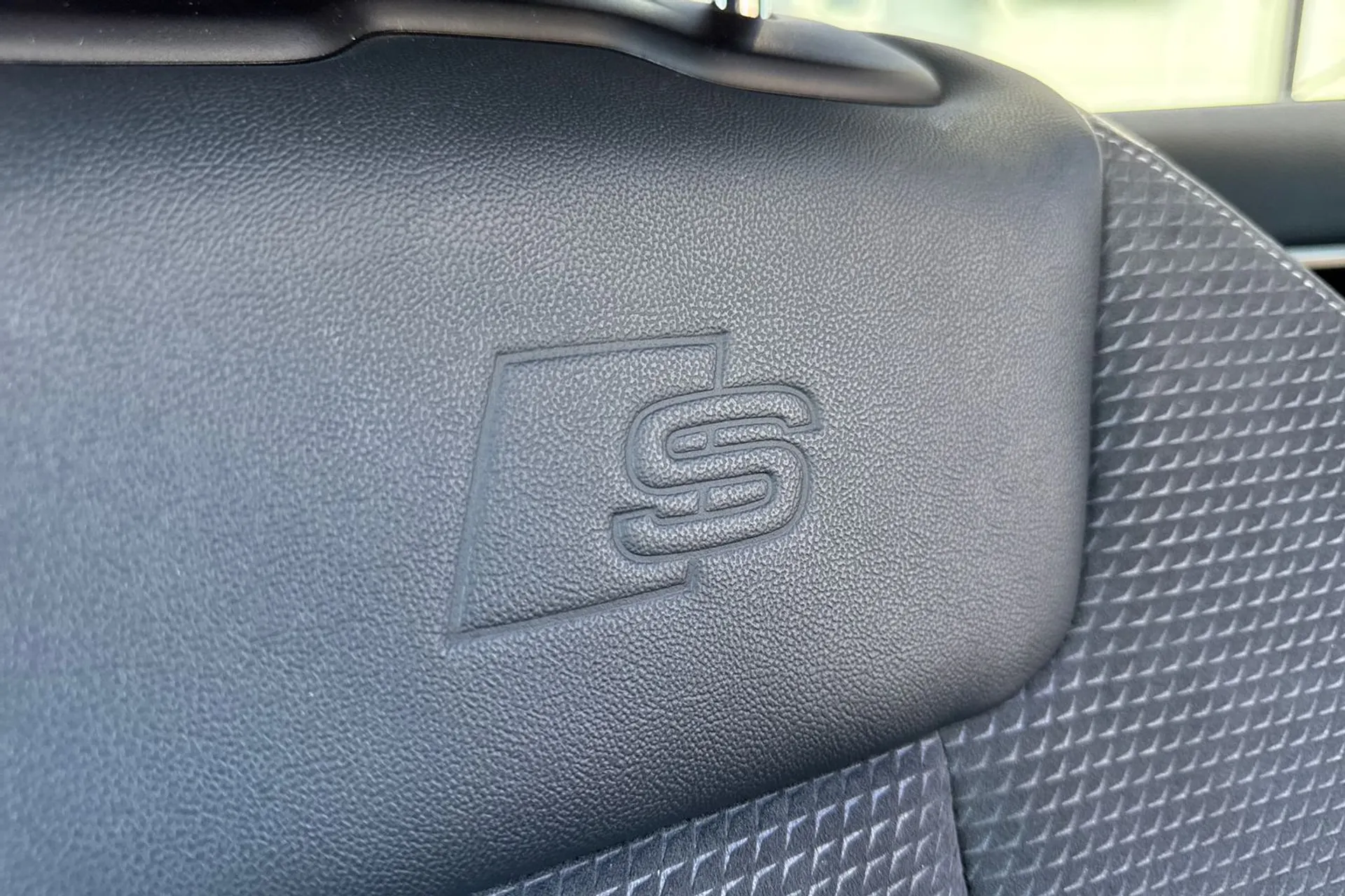 Audi A4 thumbnail image number 24