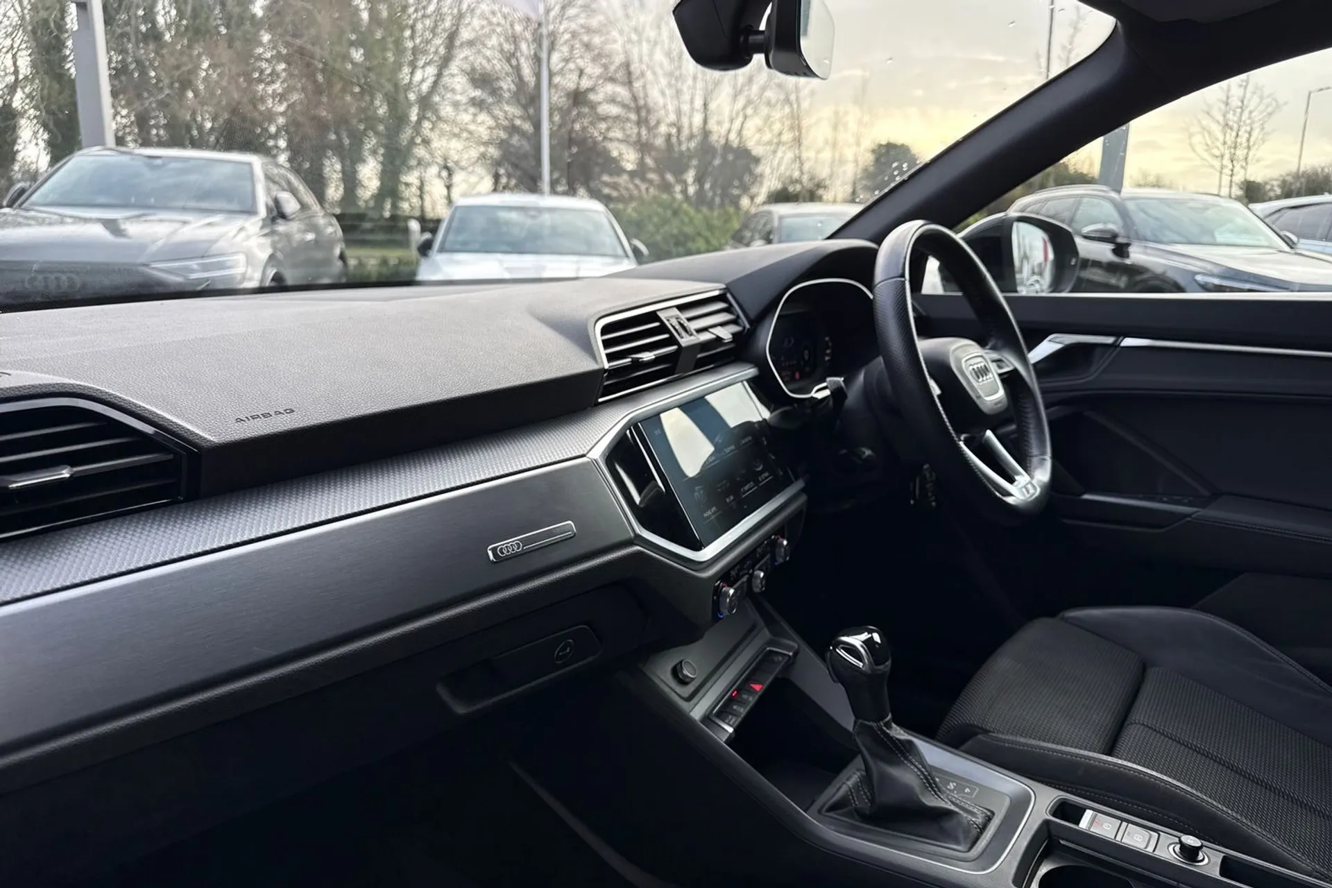 Audi Q3 thumbnail image number 24