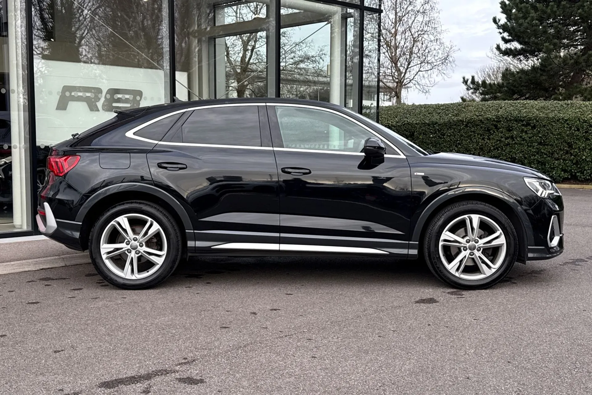 Audi Q3 thumbnail image number 2