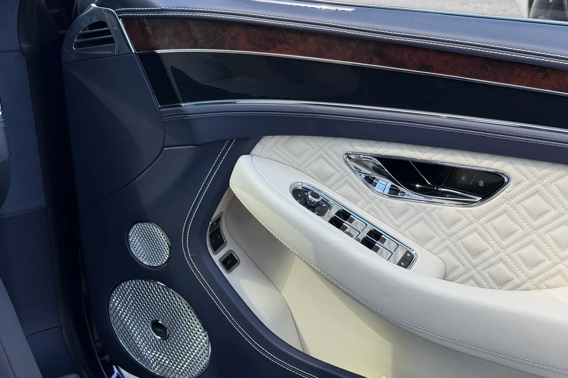 Bentley CONTINENTAL GT thumbnail image number 23