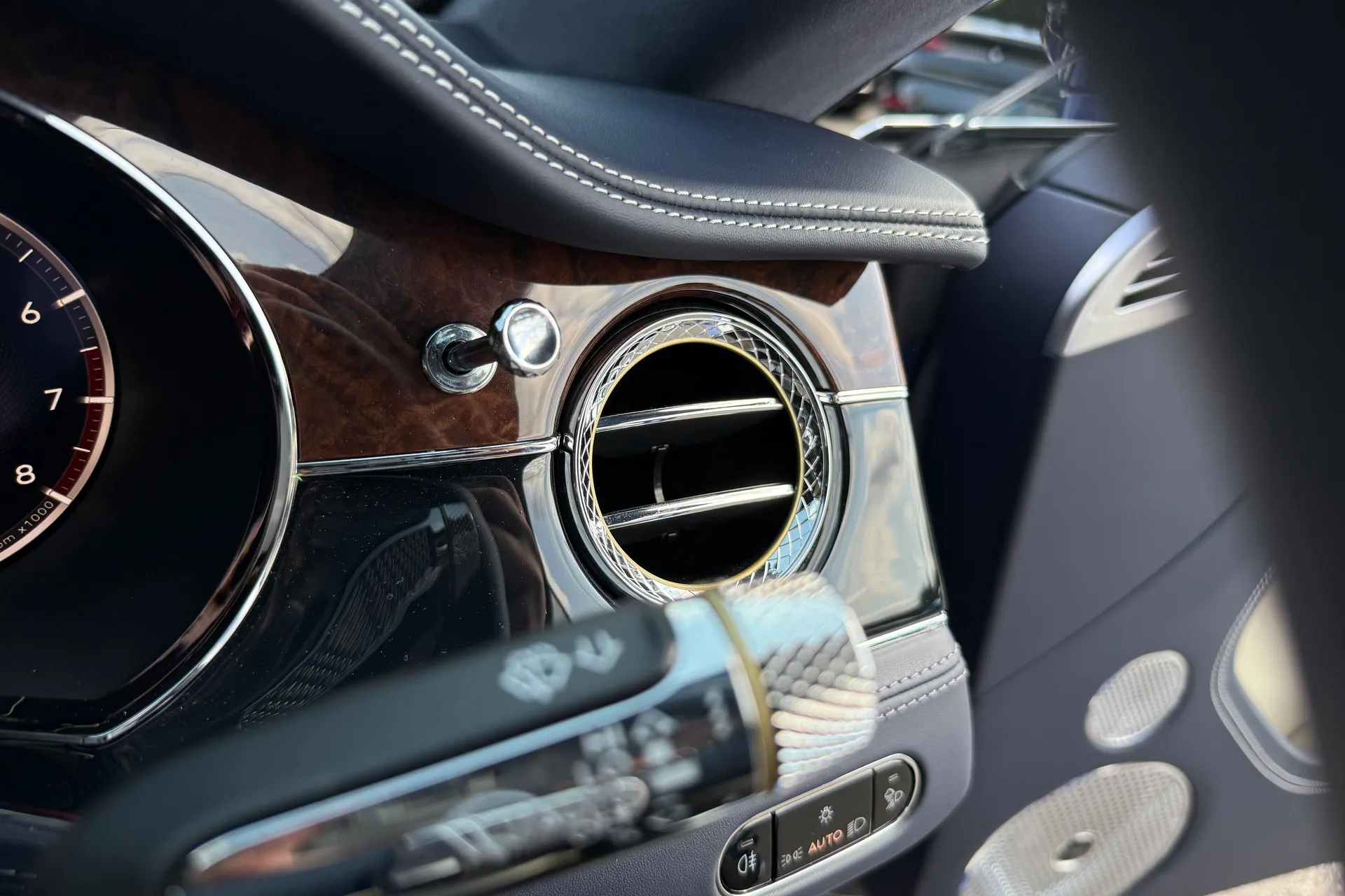 Bentley CONTINENTAL GT thumbnail image number 22