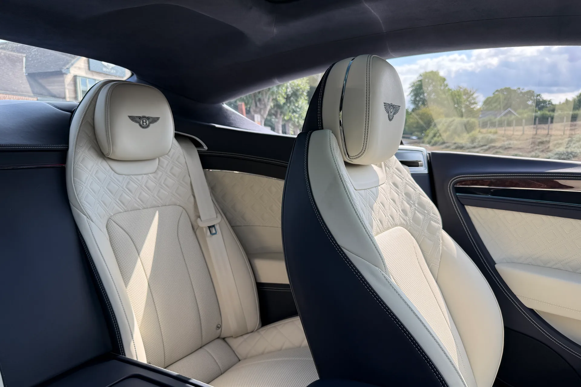 Bentley CONTINENTAL GT thumbnail image number 25