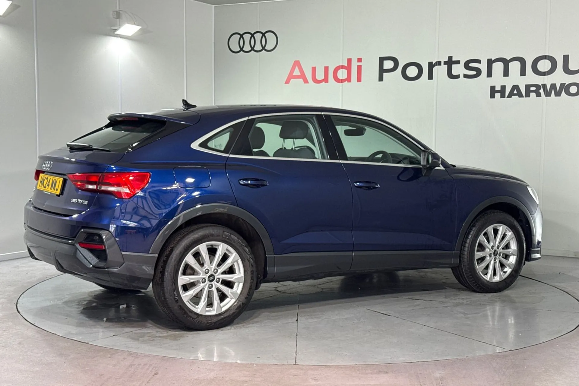 Audi Q3 thumbnail image number 10