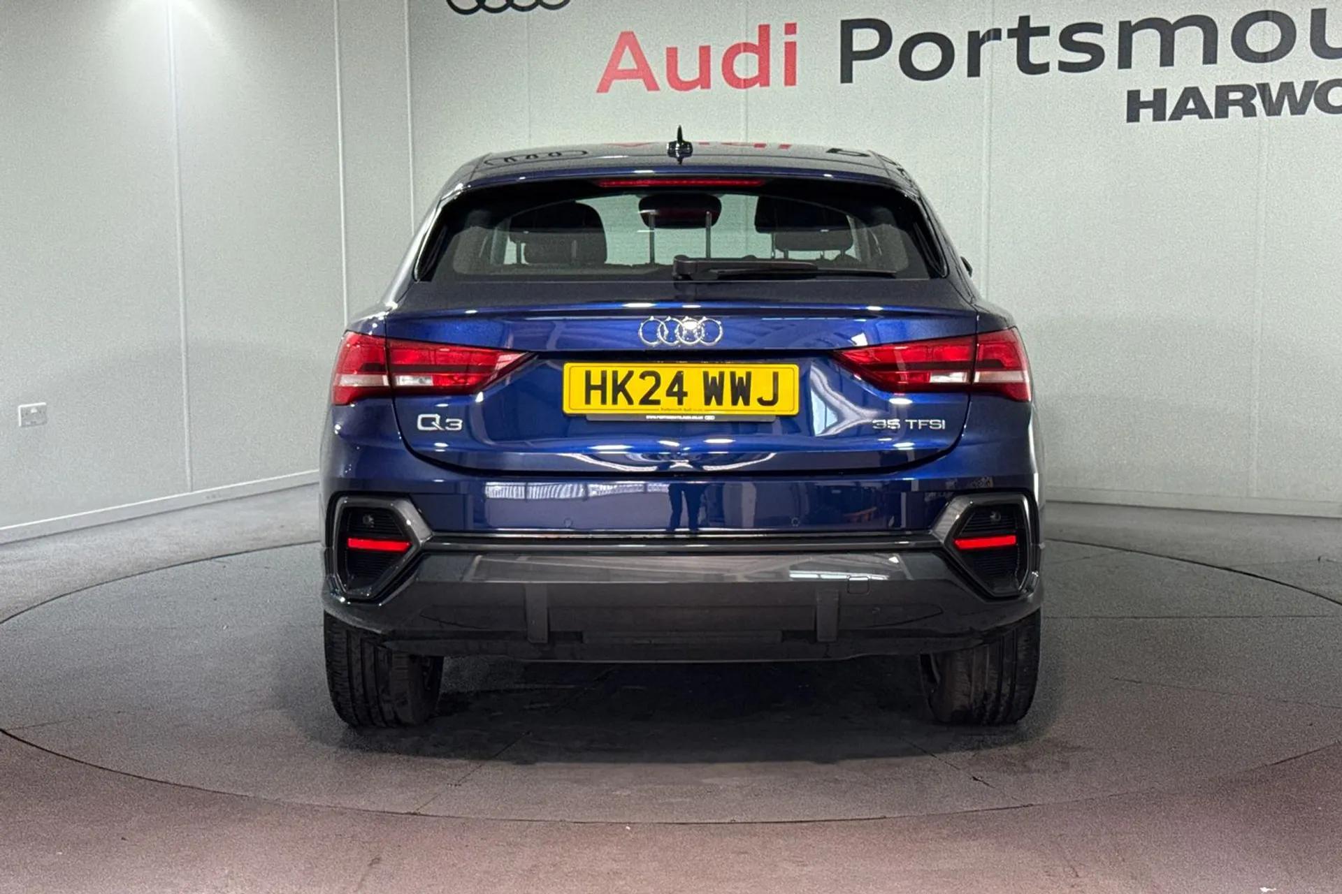 Audi Q3 thumbnail image number 12