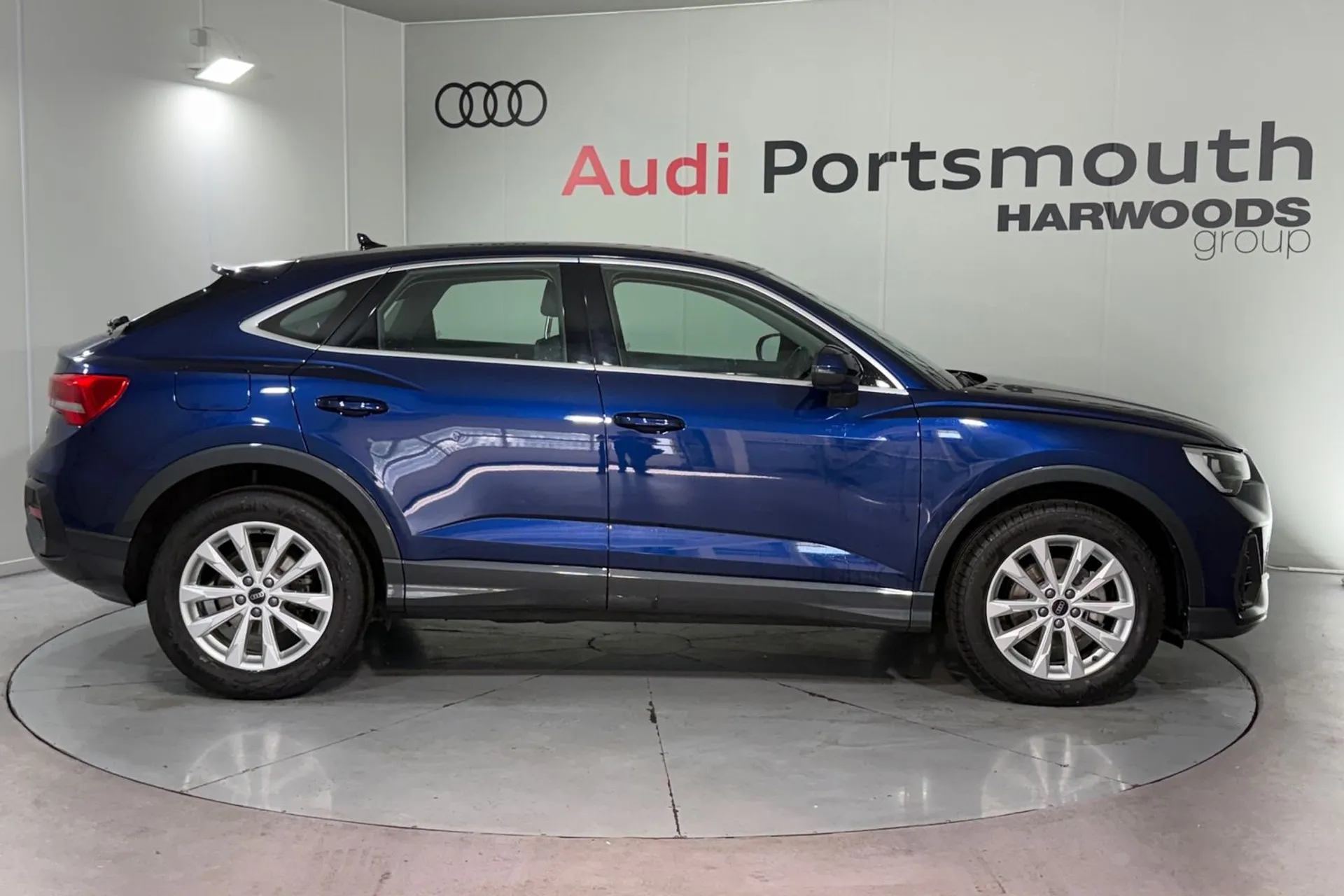 Audi Q3 thumbnail image number 2