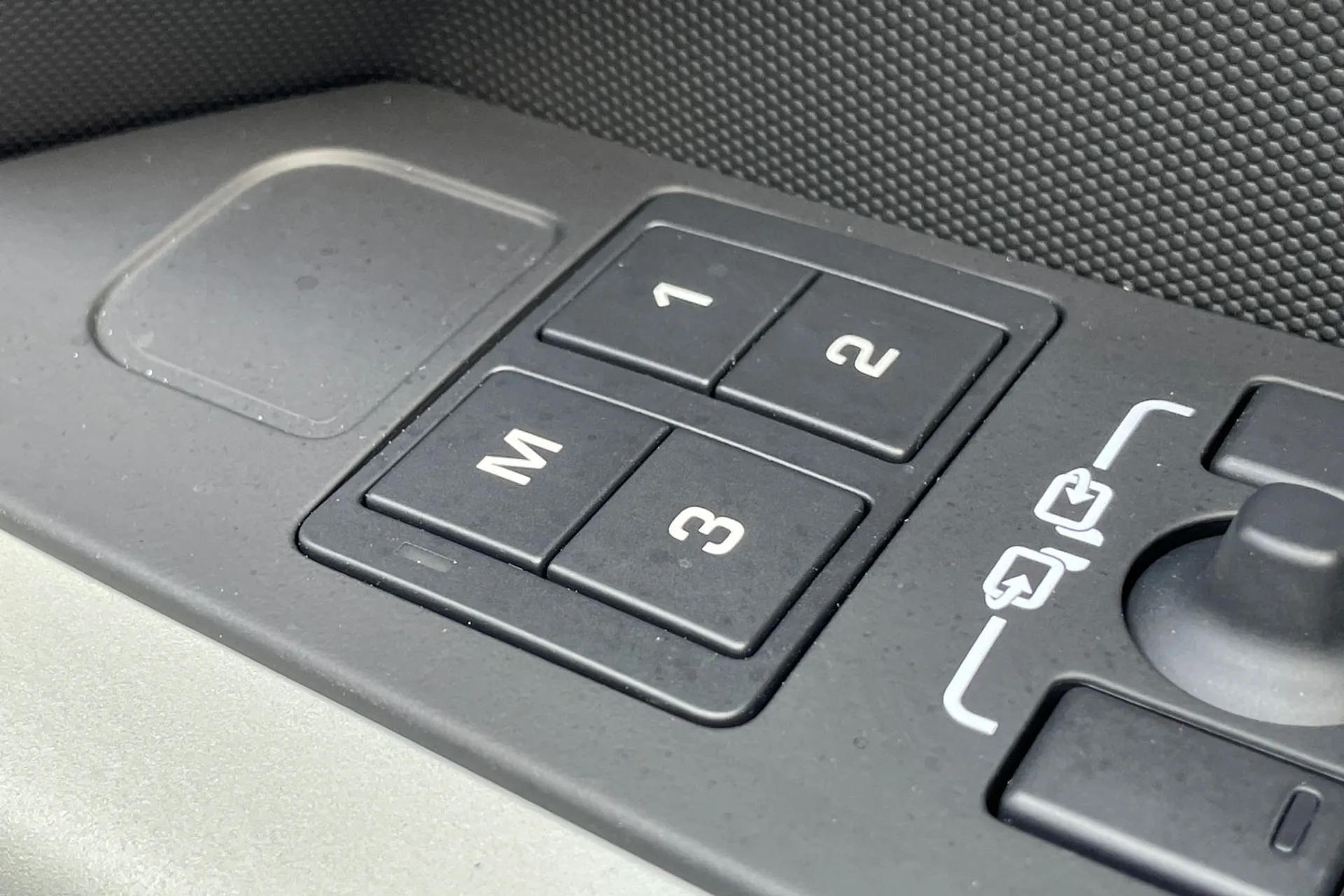 LAND ROVER DEFENDER thumbnail image number 51