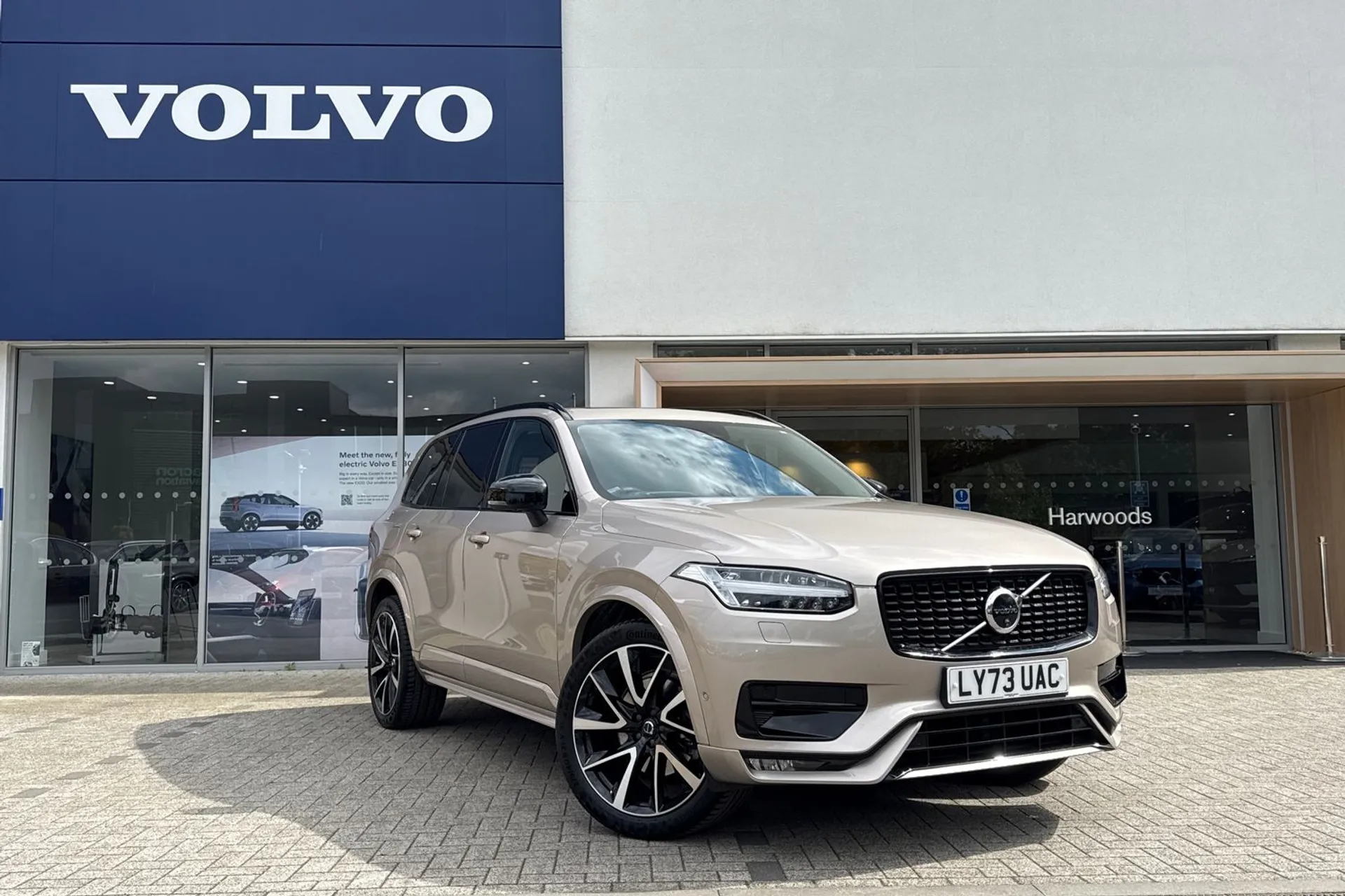 Volvo XC90 focused image