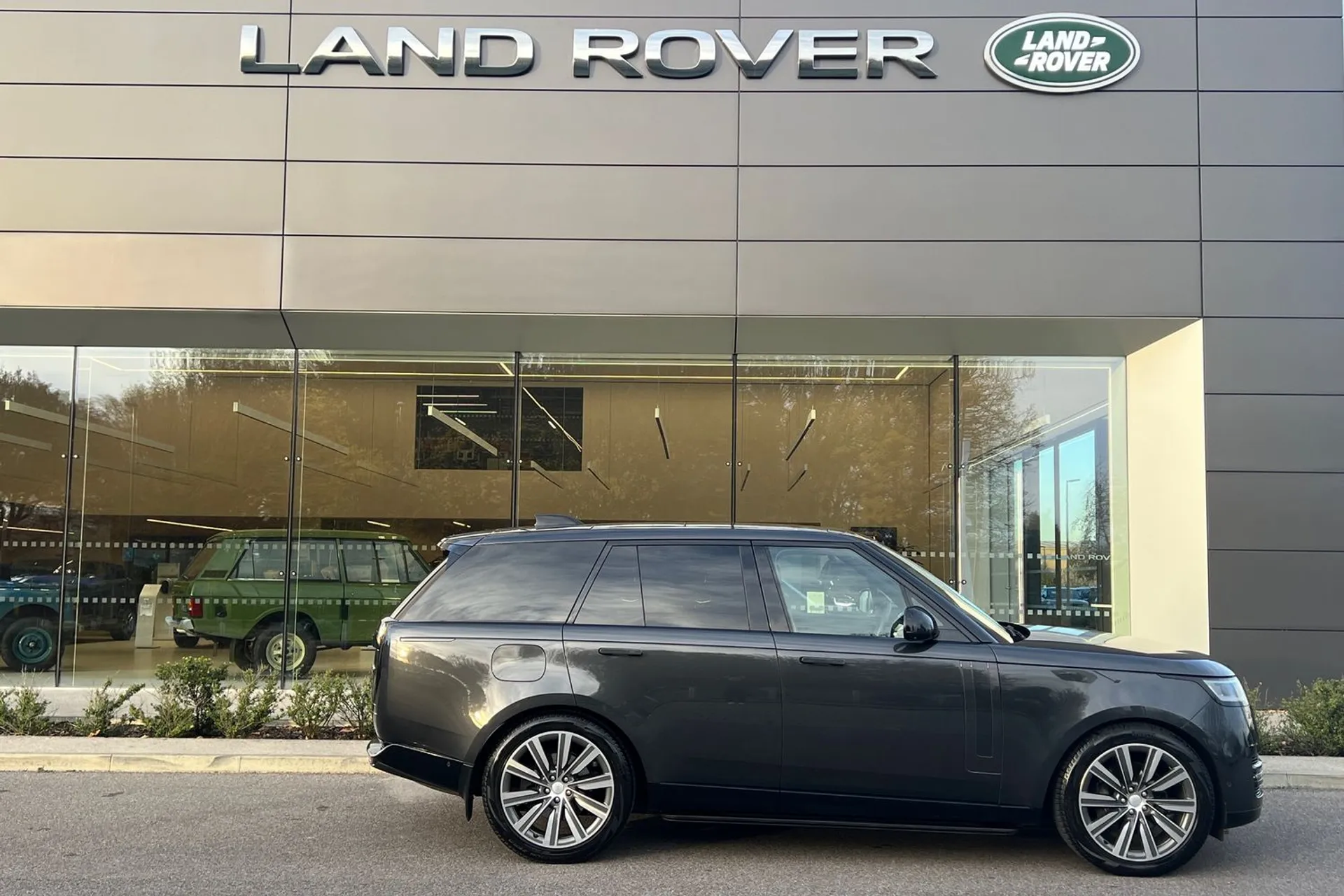 LAND ROVER RANGE ROVER thumbnail image number 2