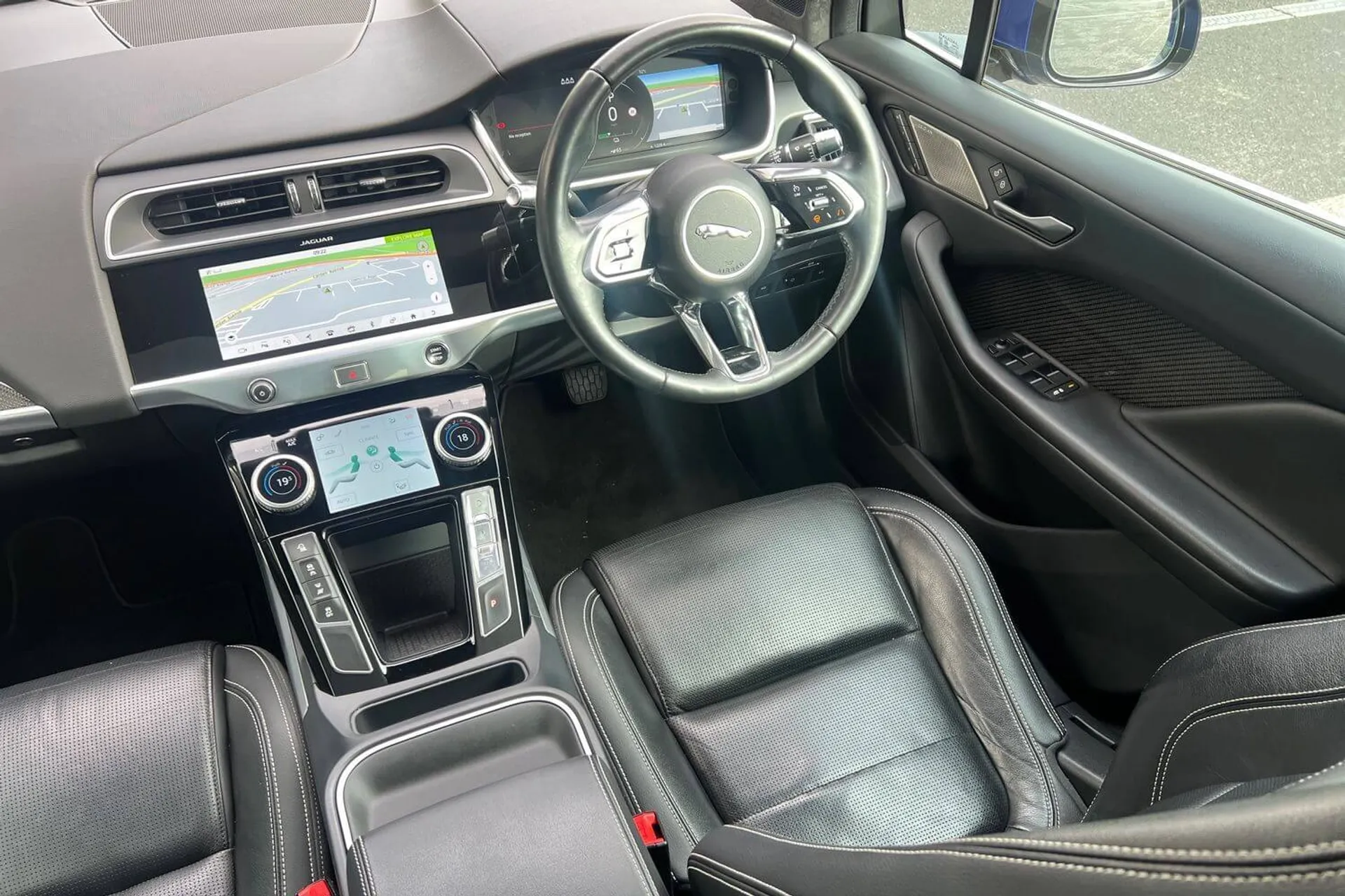 Jaguar I-PACE thumbnail image number 35