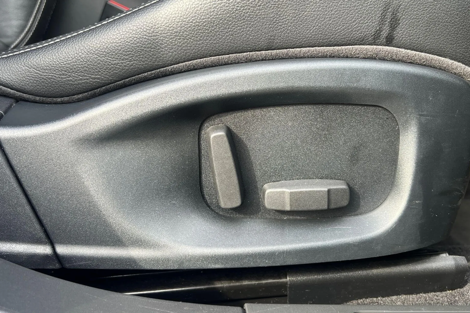 Jaguar I-PACE thumbnail image number 52