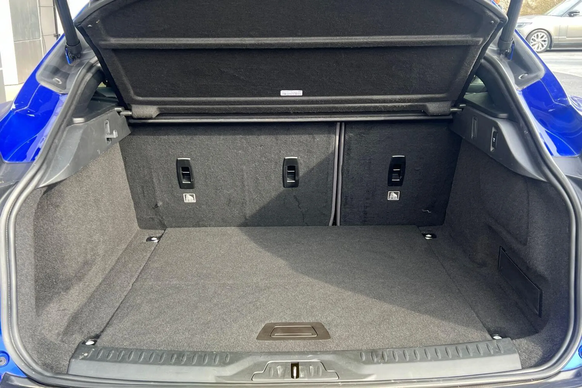 Jaguar I-PACE thumbnail image number 22