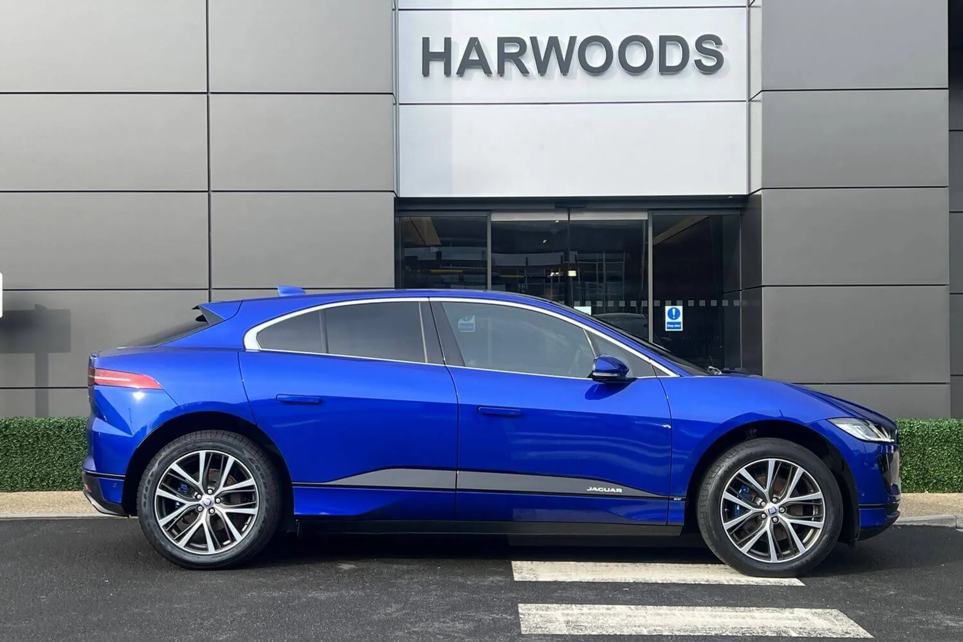 Jaguar I-PACE thumbnail image number 2