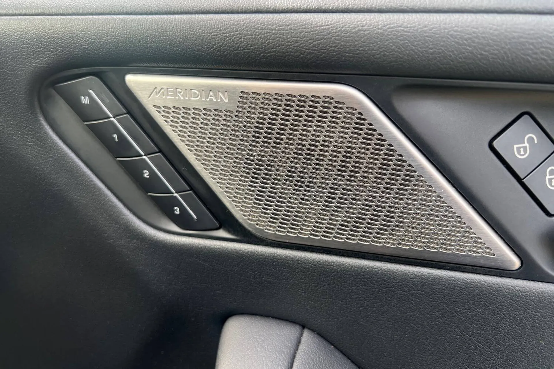 Jaguar I-PACE thumbnail image number 54