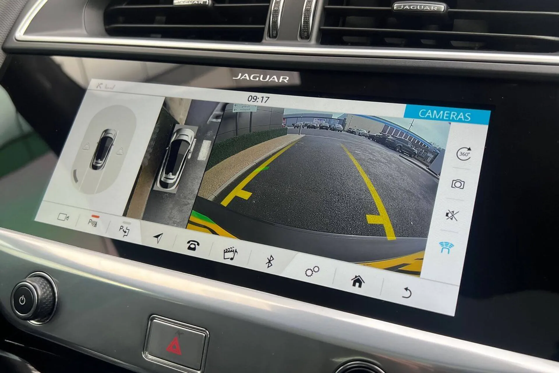 Jaguar I-PACE thumbnail image number 5