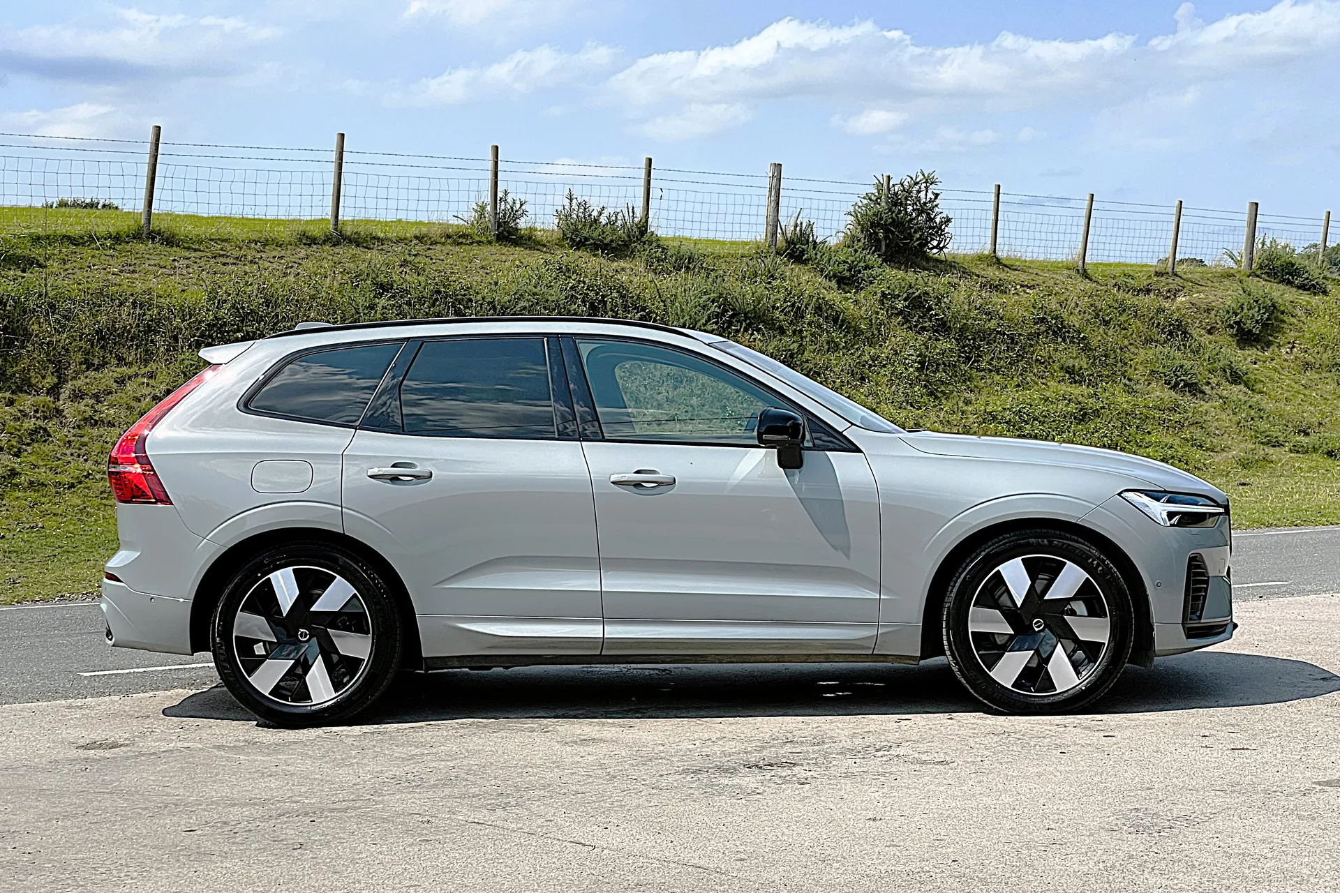 Volvo XC60 thumbnail image number 2