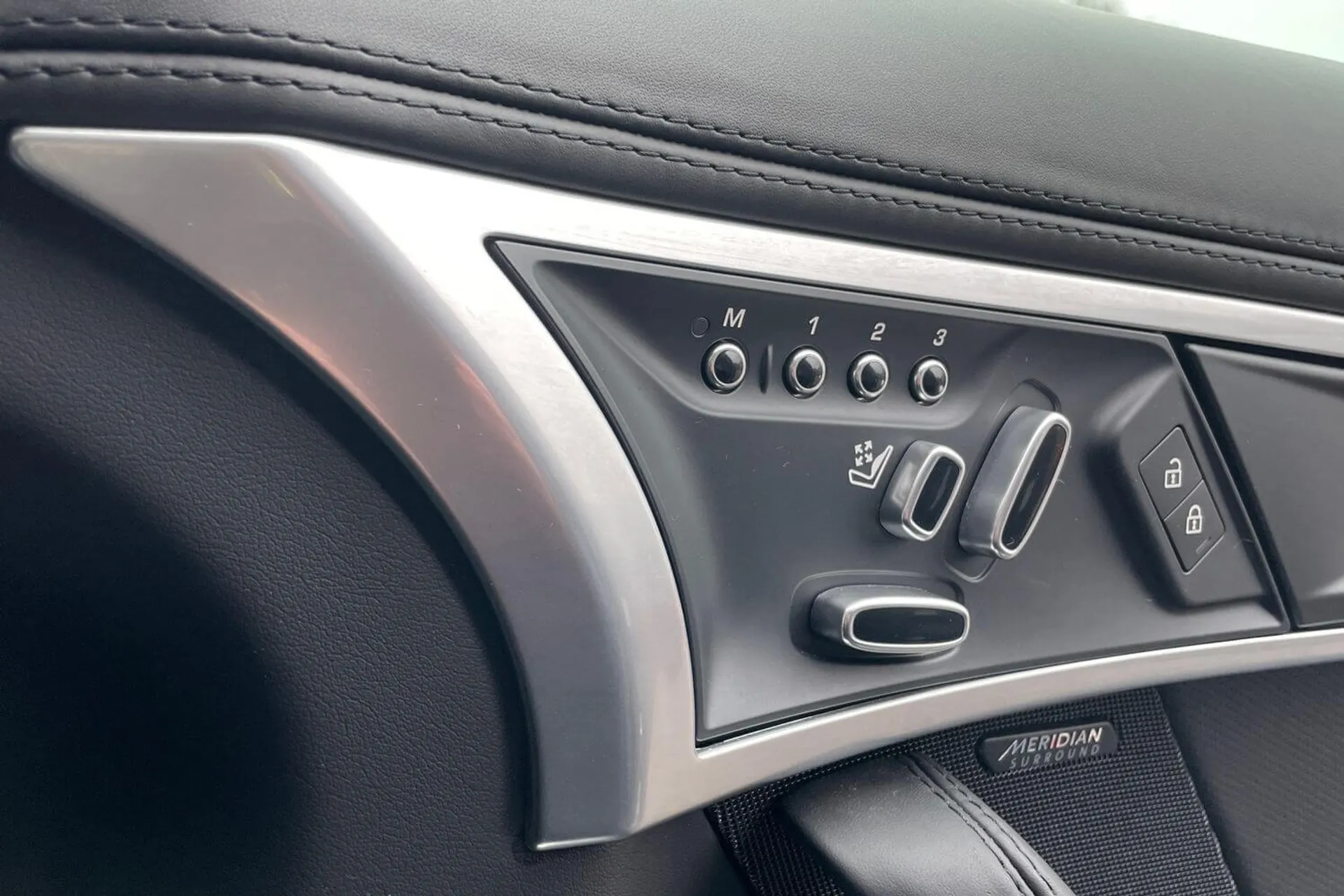 Jaguar F-TYPE thumbnail image number 31