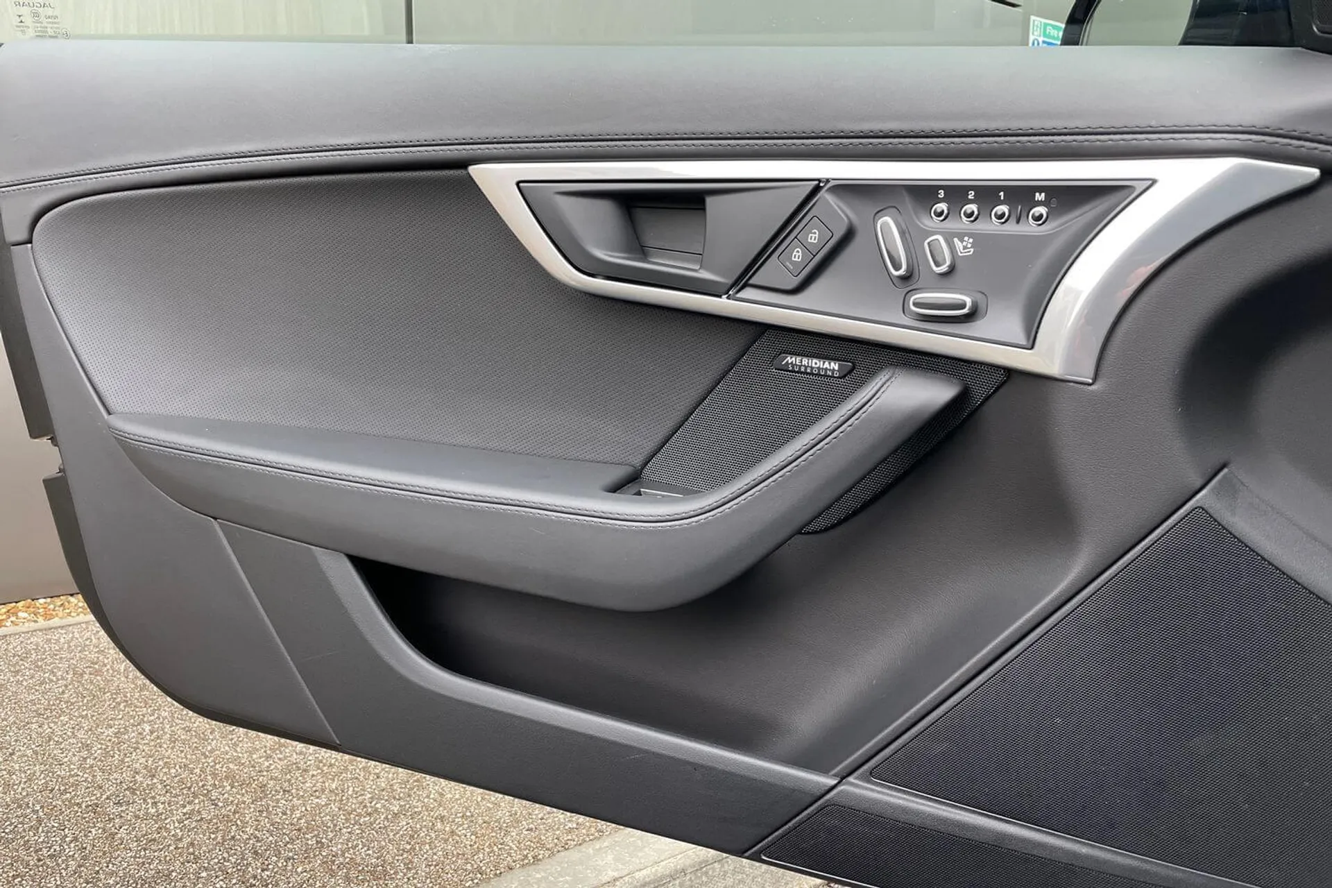Jaguar F-TYPE thumbnail image number 40